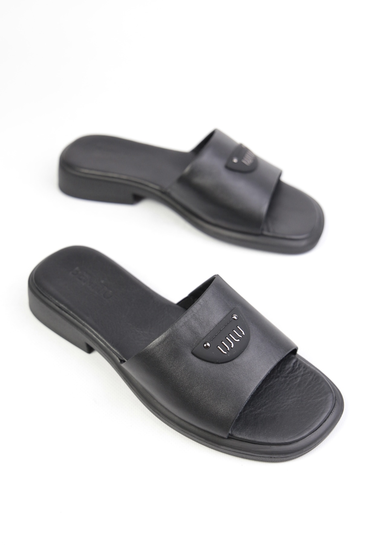 картинка Шлепанцы кожаные Benito от магазина Pratik