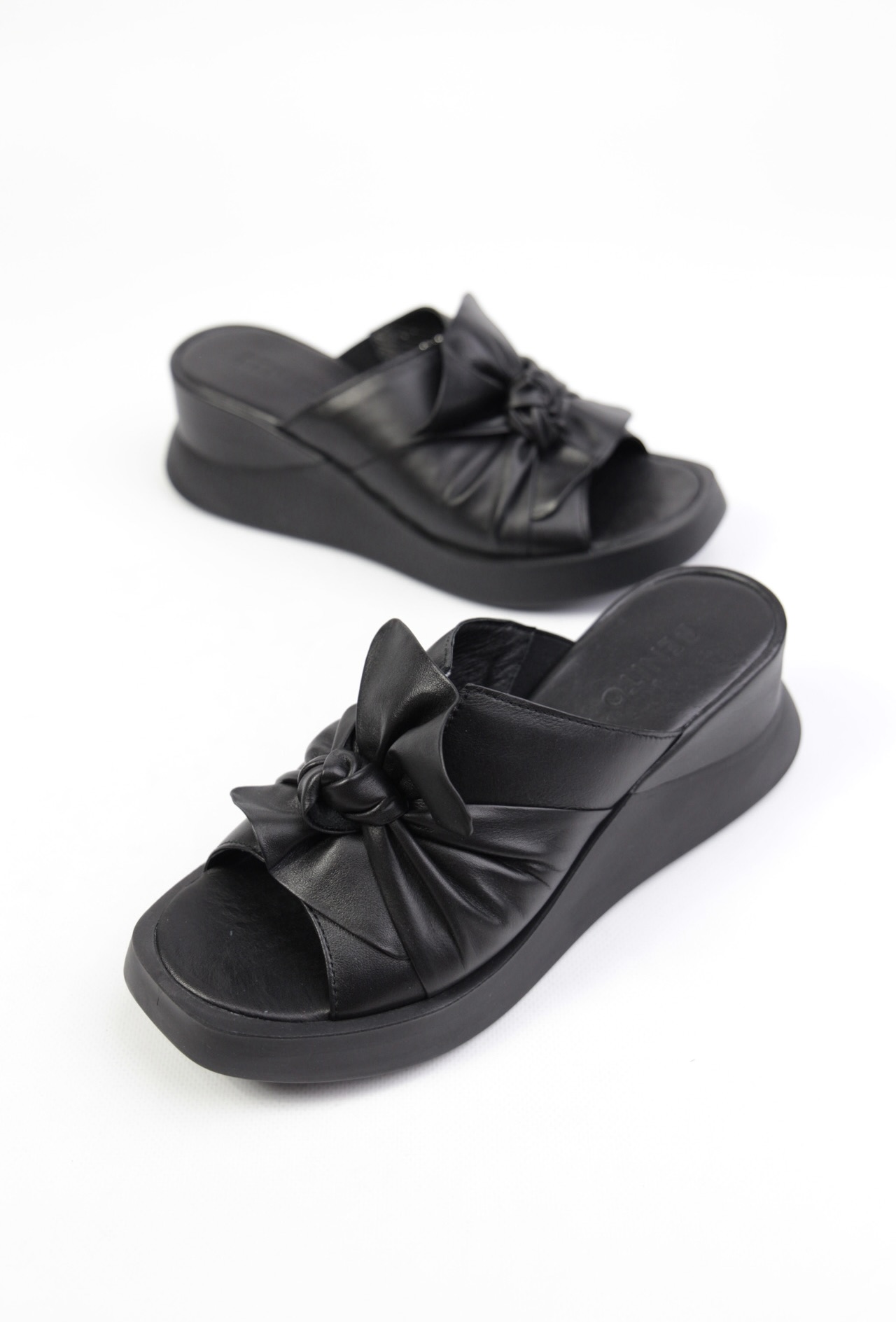 картинка Шлепанцы кожаные Benito от магазина Pratik