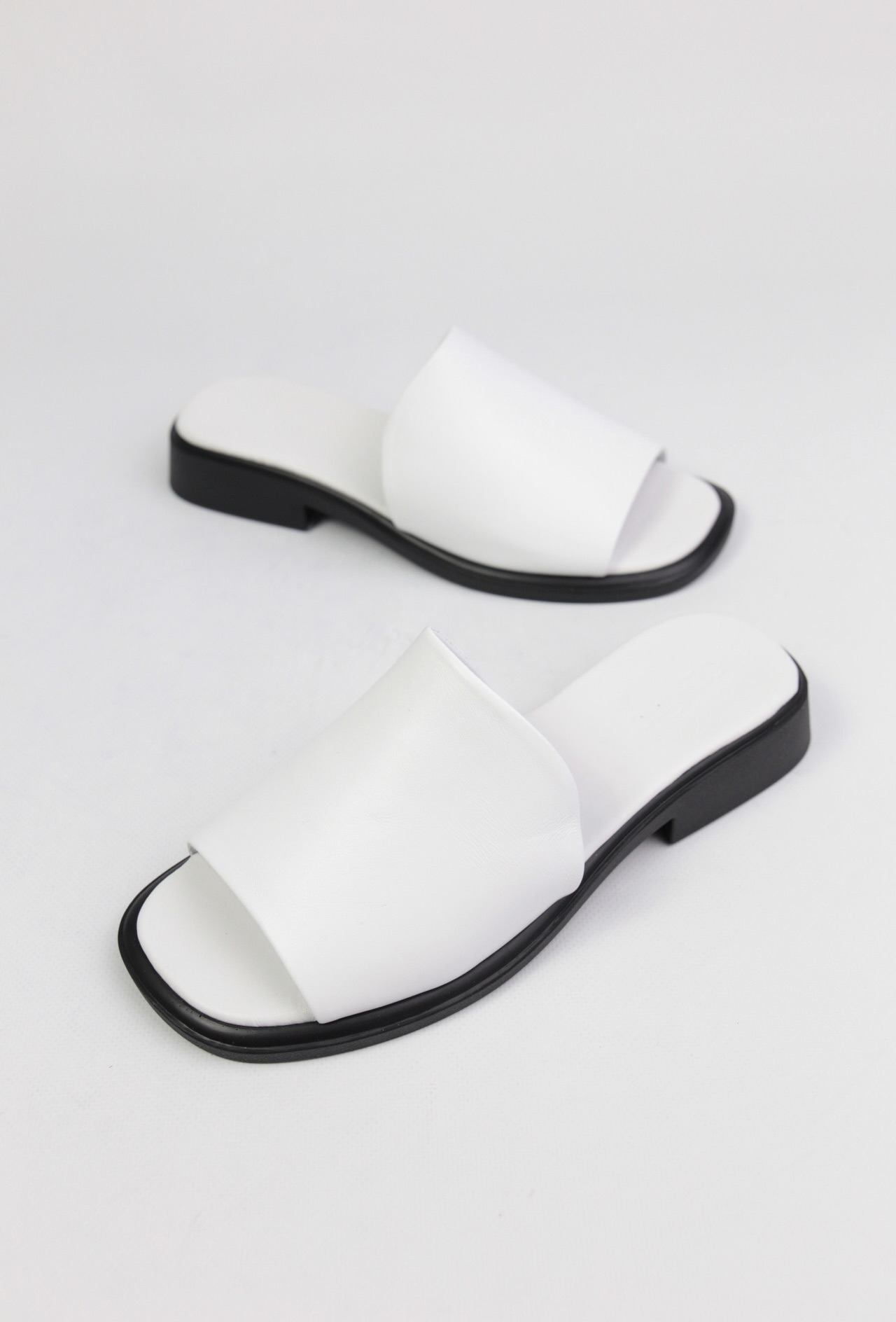 картинка Шлепанцы кожаные Benito от магазина Pratik