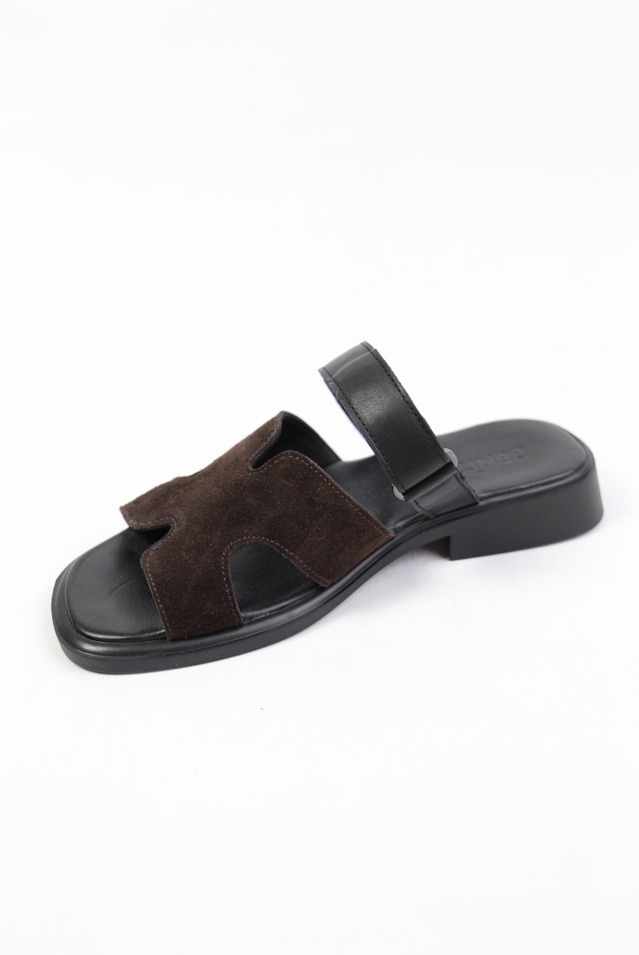 картинка Замшеві шльопанці Benito от магазина Pratik