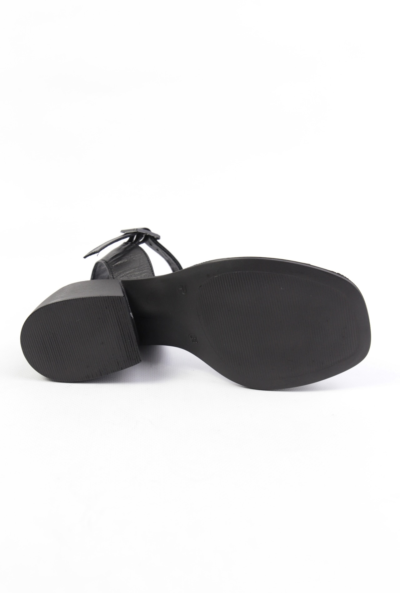 картинка Босоножки кожаные Benito от магазина Pratik