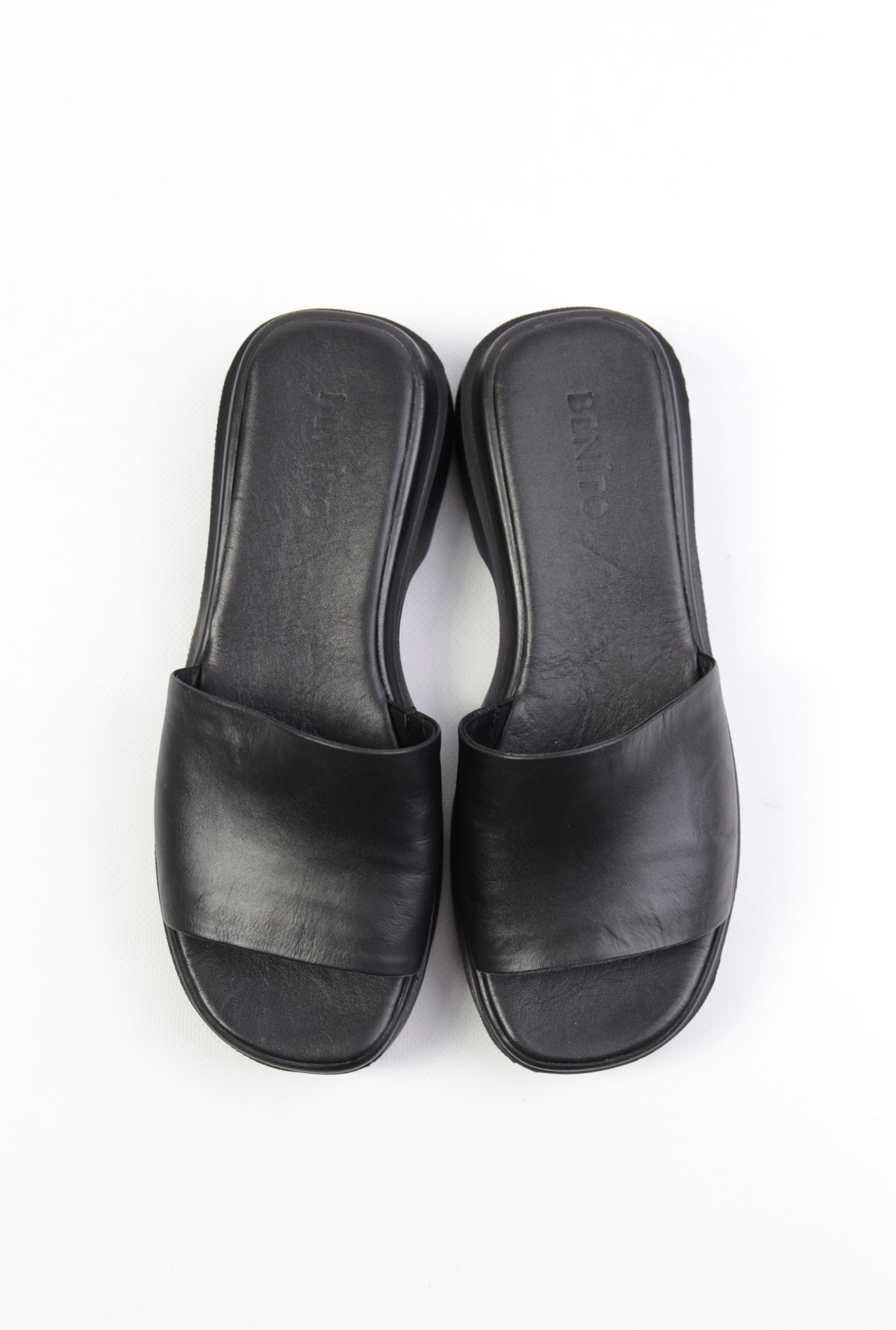 картинка Шлепанцы кожаные Benito от магазина Pratik