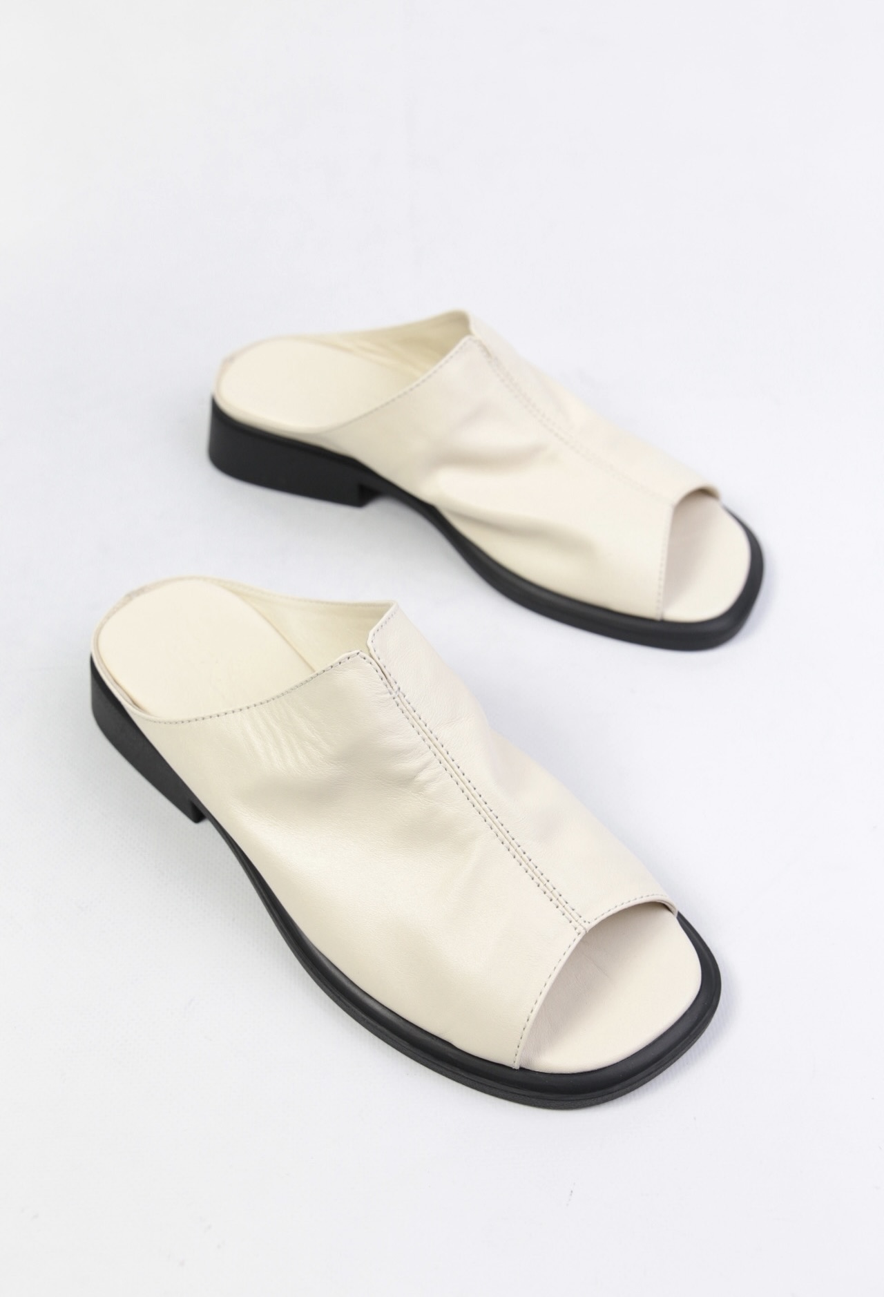 картинка Шлепанцы кожаные Benito от магазина Pratik