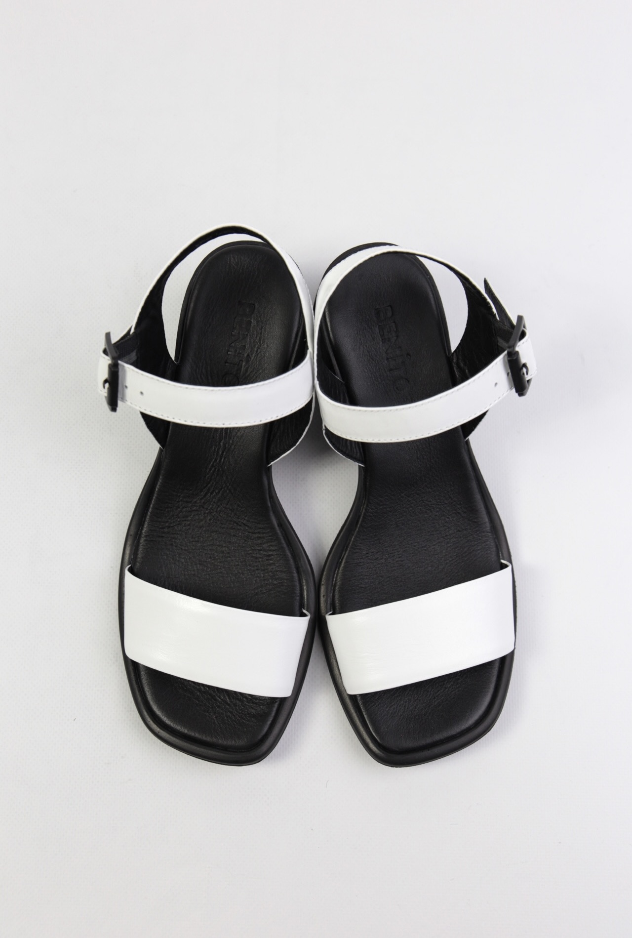 картинка Босоножки кожаные Benito от магазина Pratik