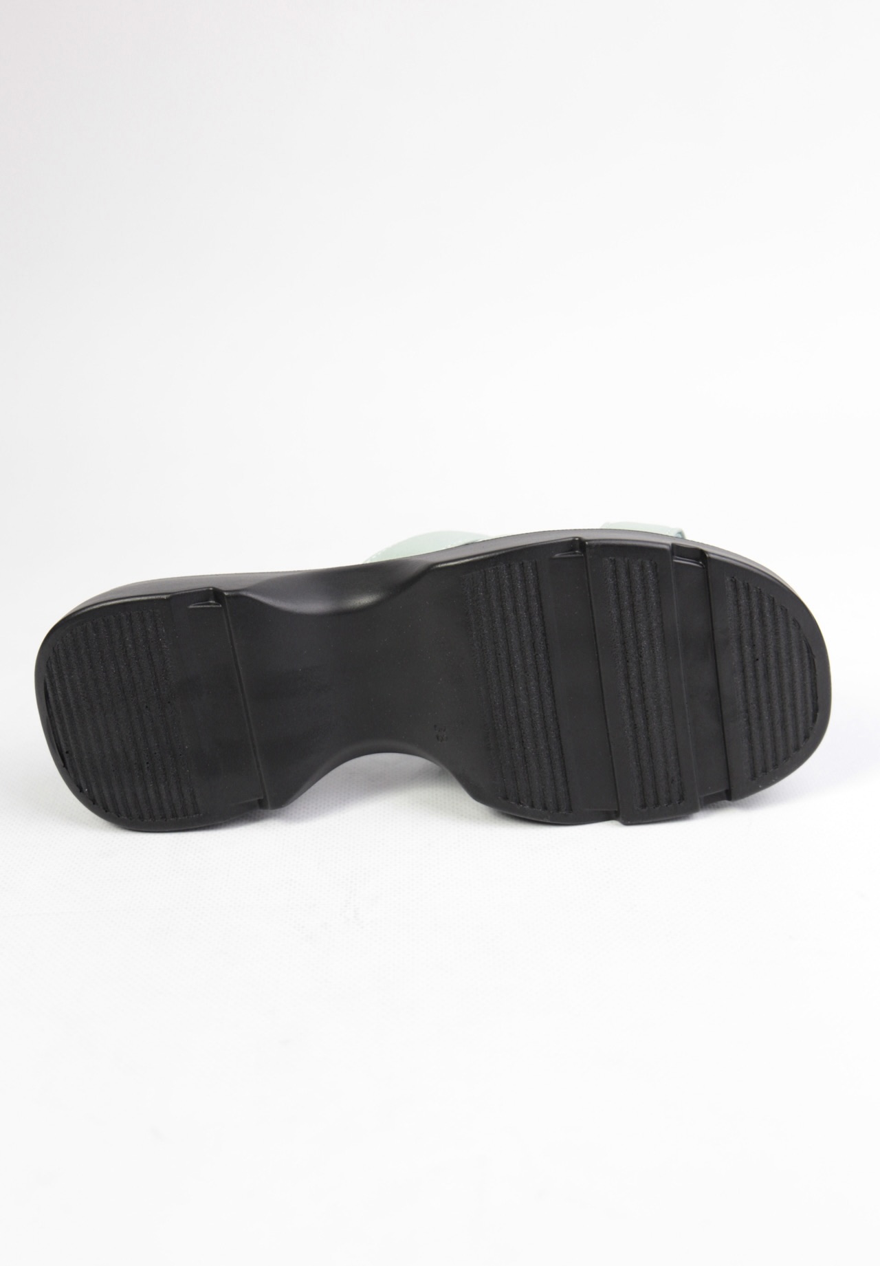 картинка Шлепанцы кожаные Benito от магазина Pratik