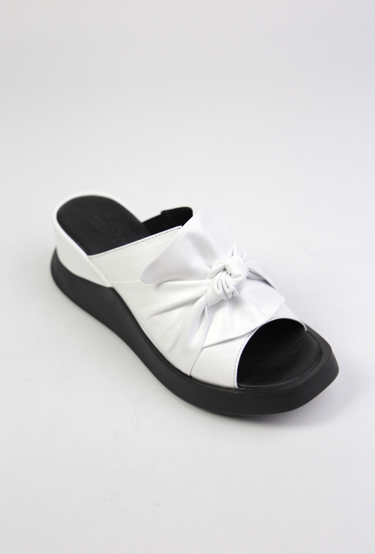 картинка Шлепанцы кожаные Benito от магазина Pratik