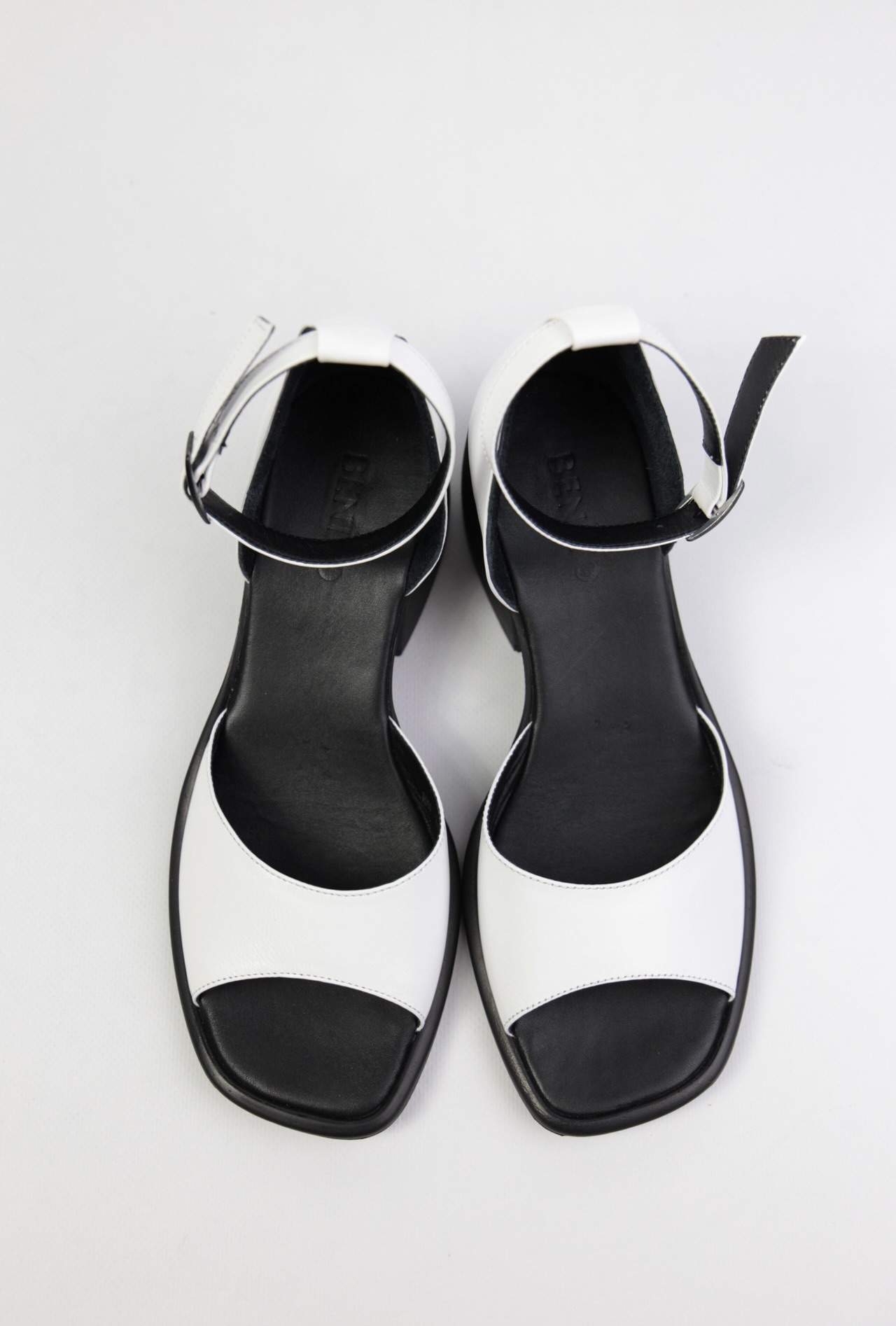 картинка Босоножки кожаные Benito от магазина Pratik