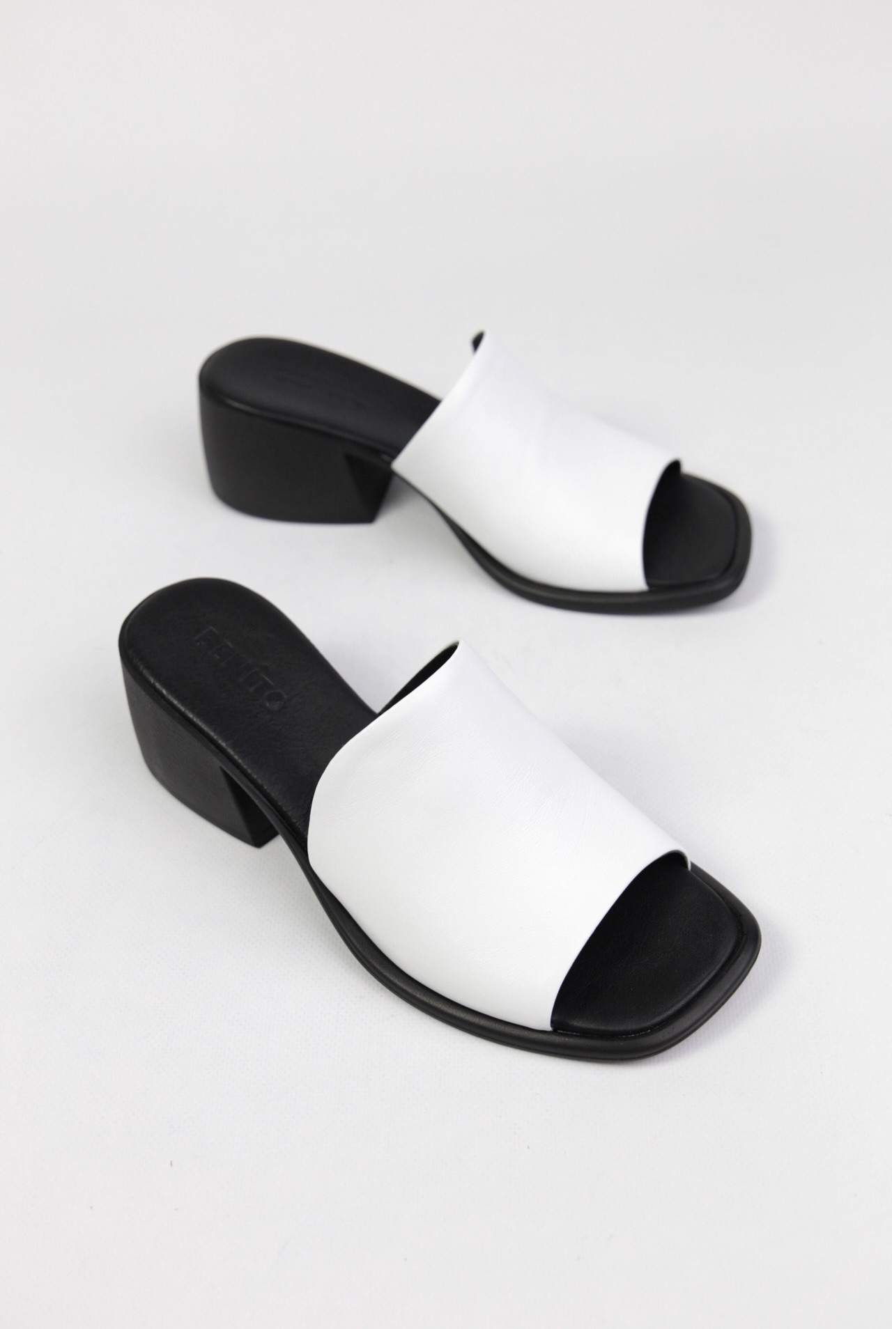 картинка Сабо кожаные Benito от магазина Pratik