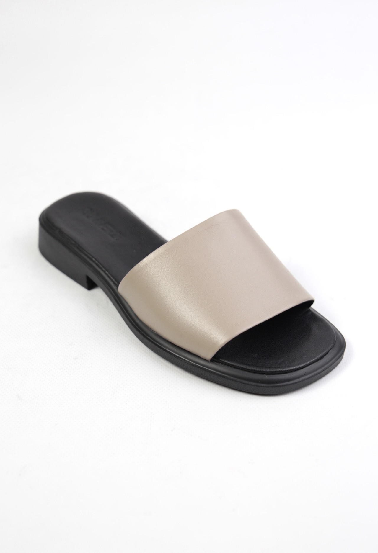 картинка Шлепанцы кожаные Benito от магазина Pratik