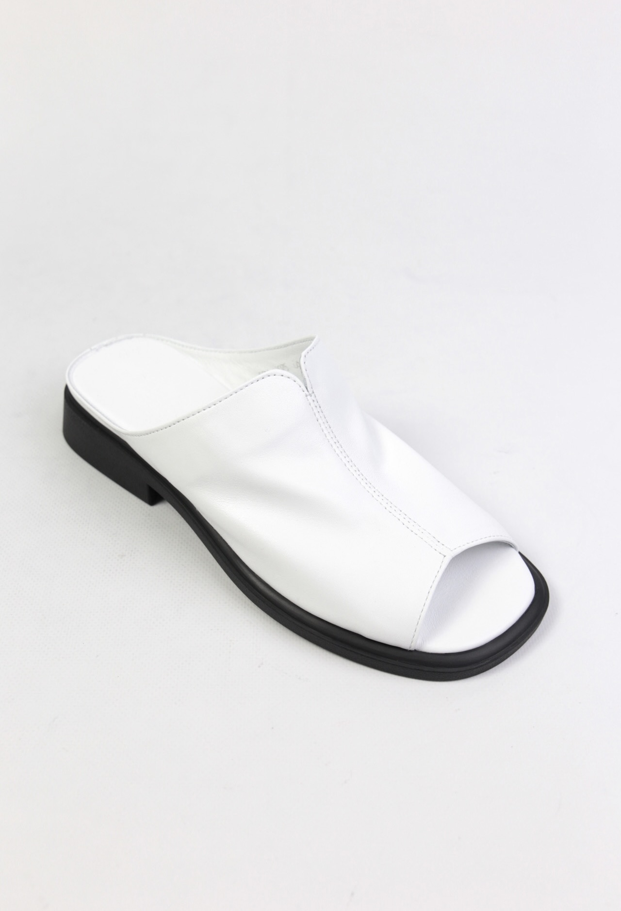 картинка Шлепанцы кожаные Benito от магазина Pratik