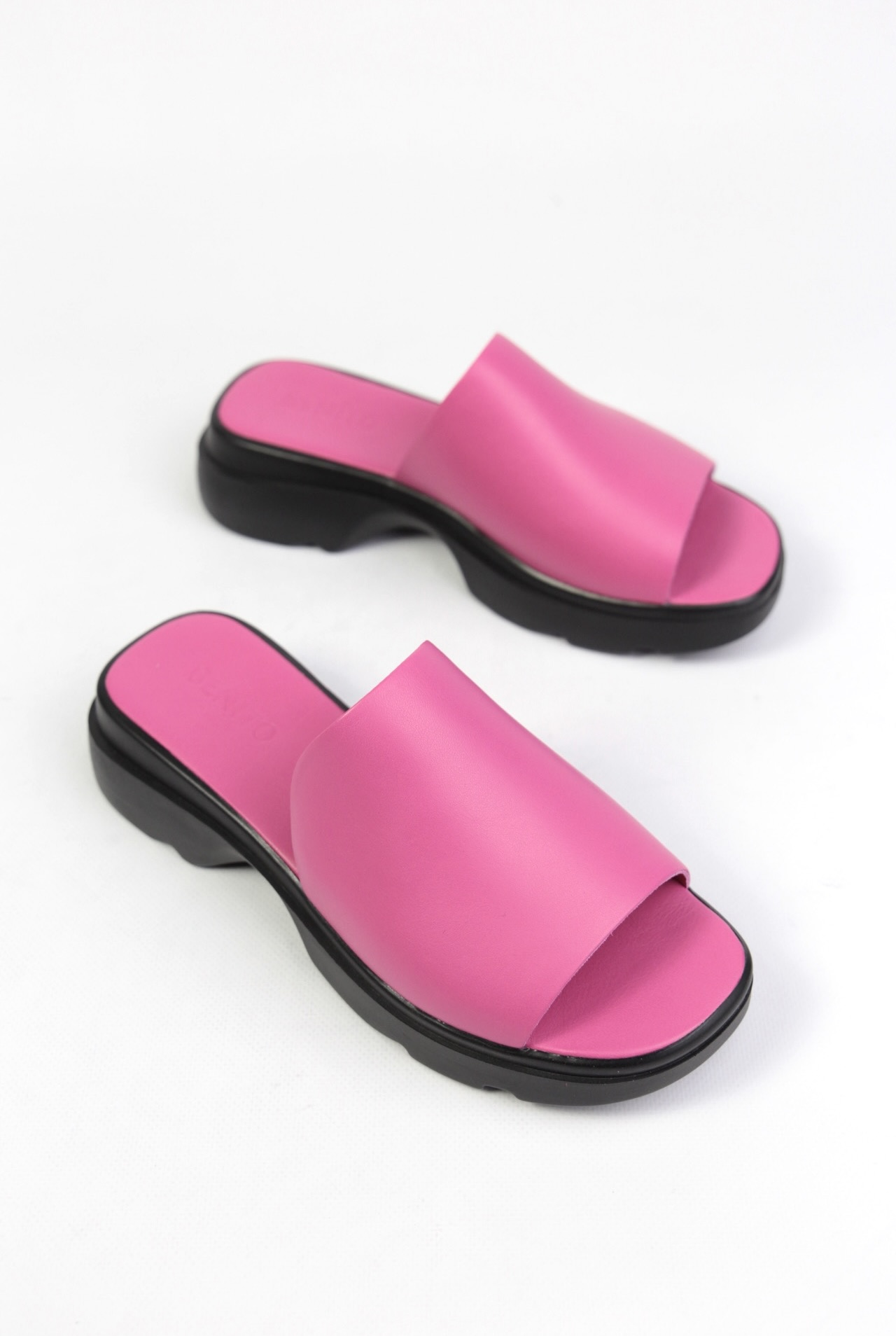 картинка Шлепанцы кожаные Benito от магазина Pratik