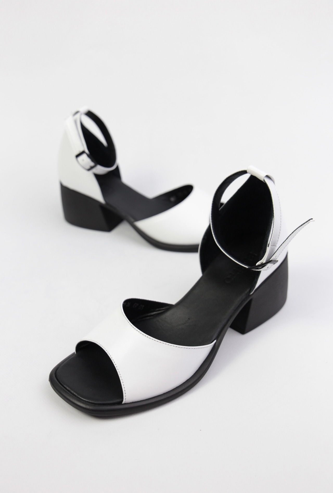 картинка Босоножки кожаные Benito от магазина Pratik