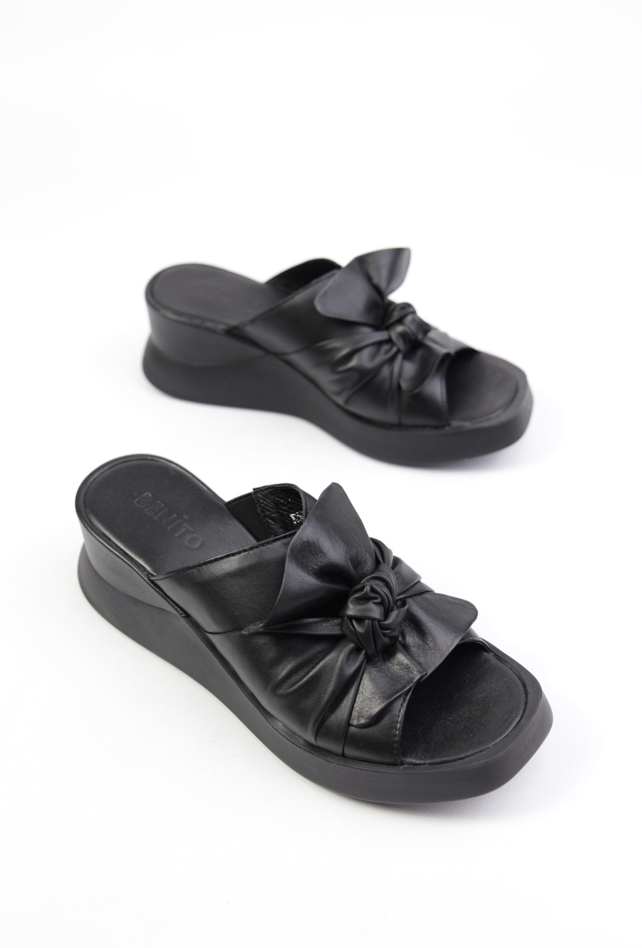 картинка Шлепанцы кожаные Benito от магазина Pratik