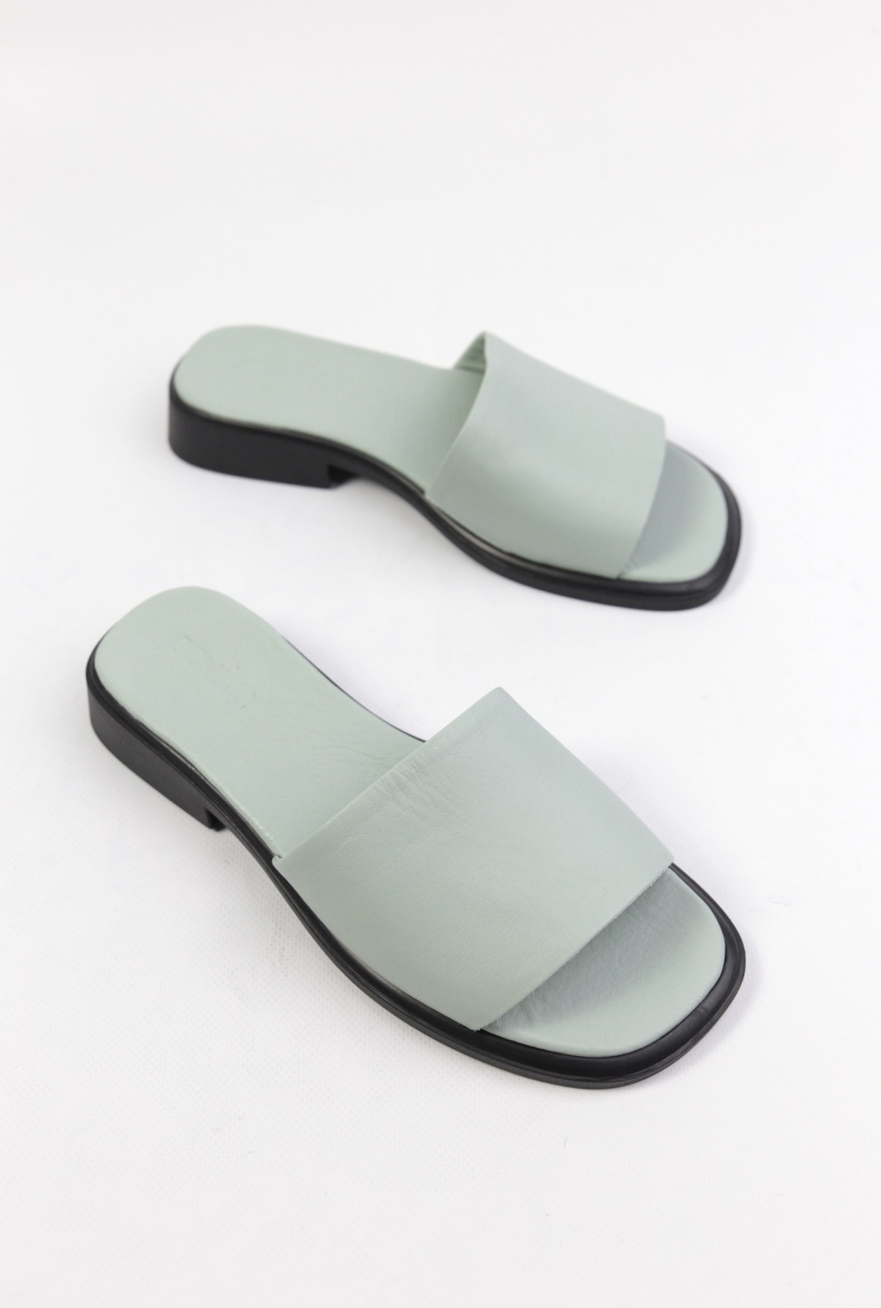 картинка Шлепанцы кожаные Benito от магазина Pratik