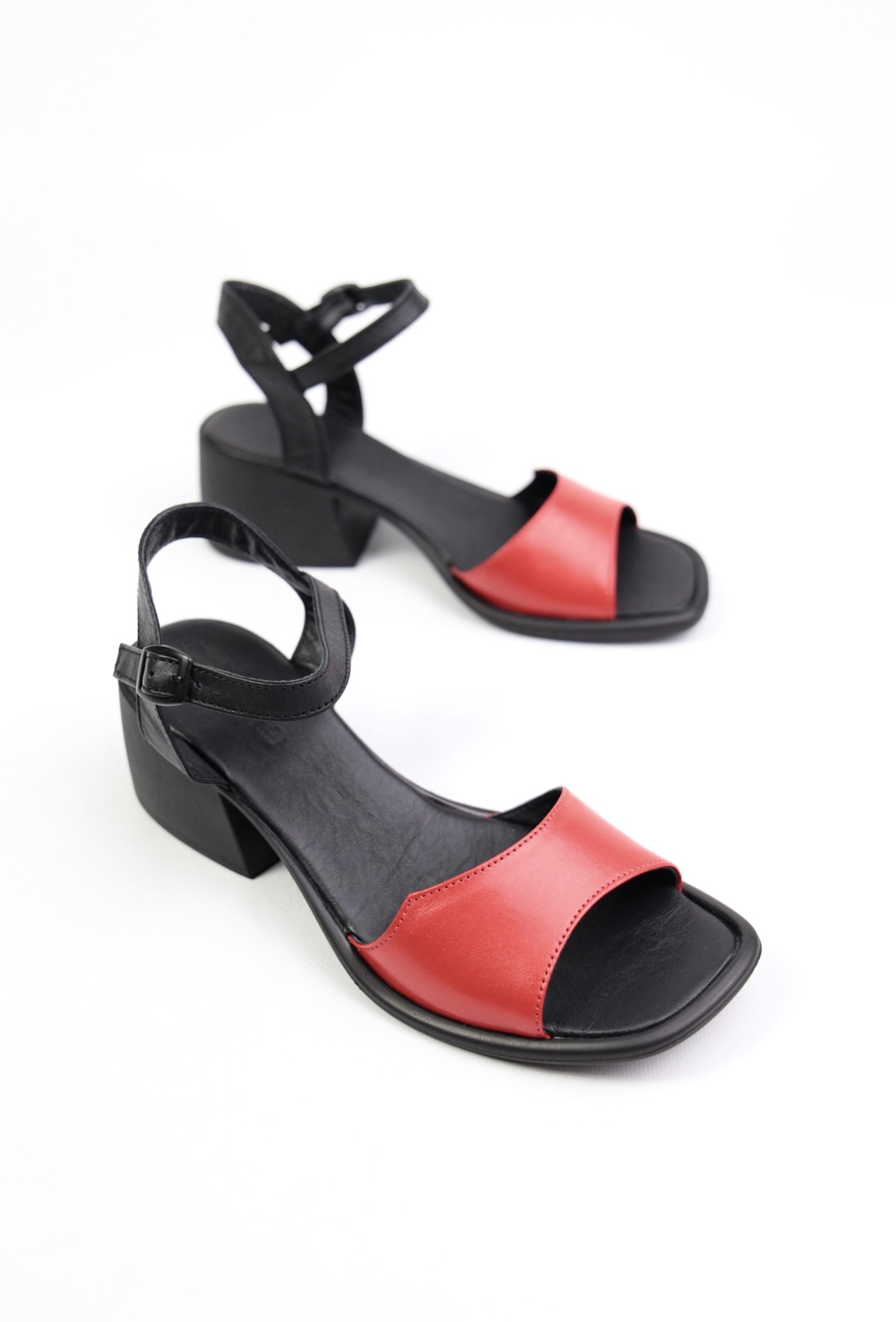 картинка Босоножки кожаные Benito от магазина Pratik