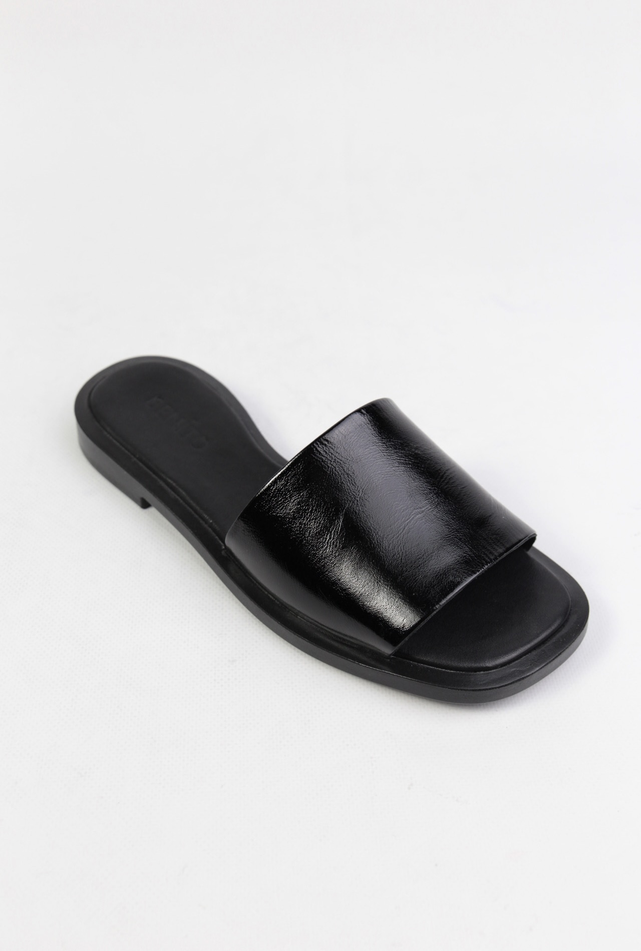 картинка Шлепанцы кожаные Benito от магазина Pratik