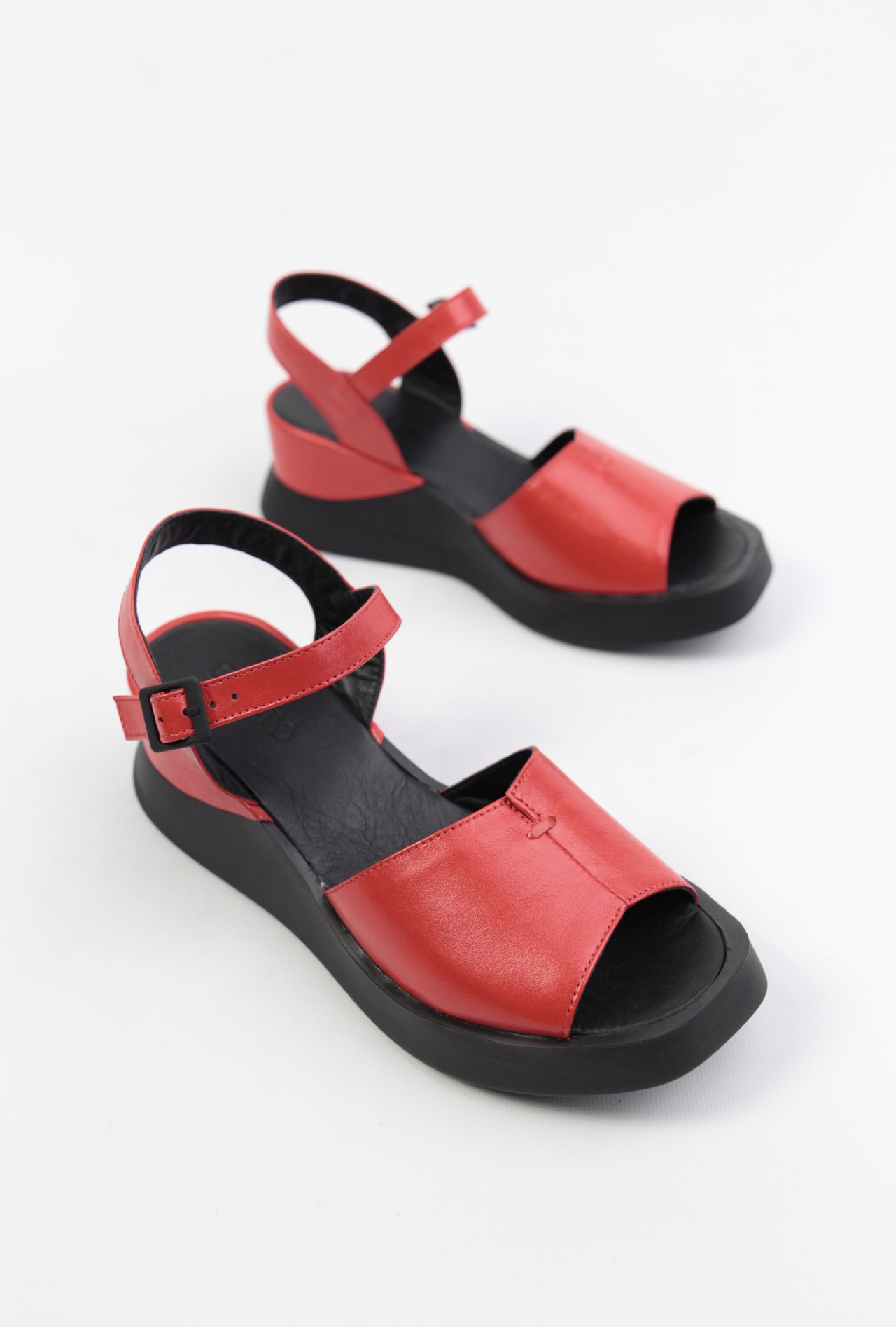 картинка Босоножки кожаные Benito от магазина Pratik