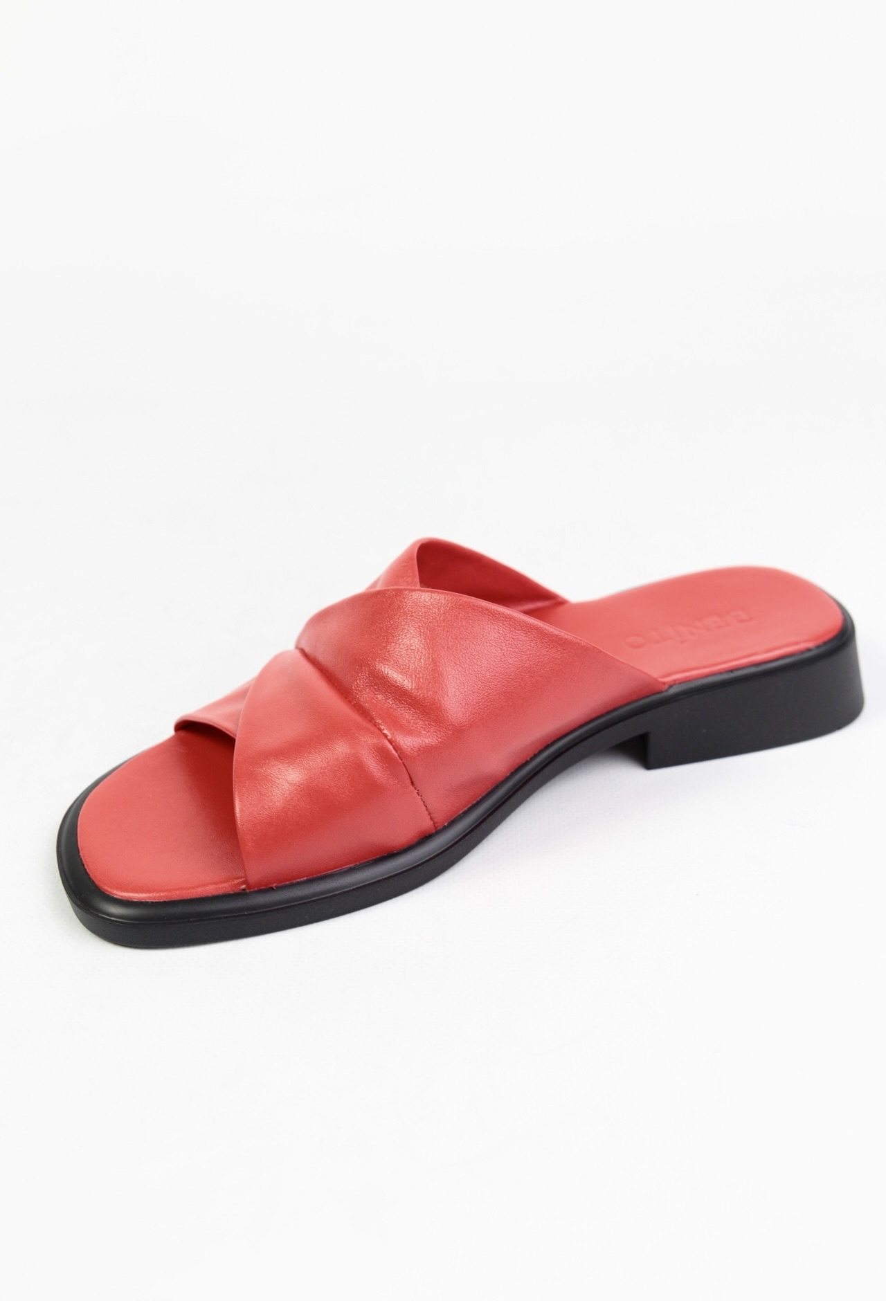 картинка Шлепанцы кожаные Benito от магазина Pratik