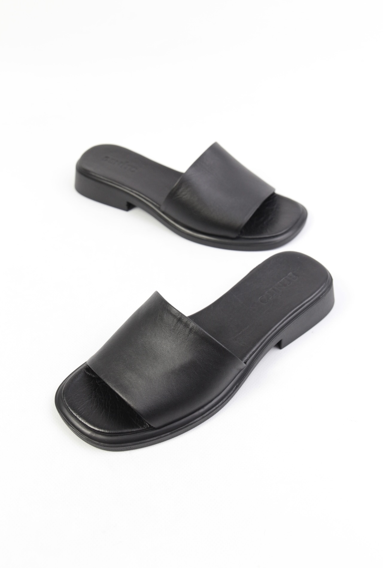 картинка Шлепанцы кожаные Benito от магазина Pratik