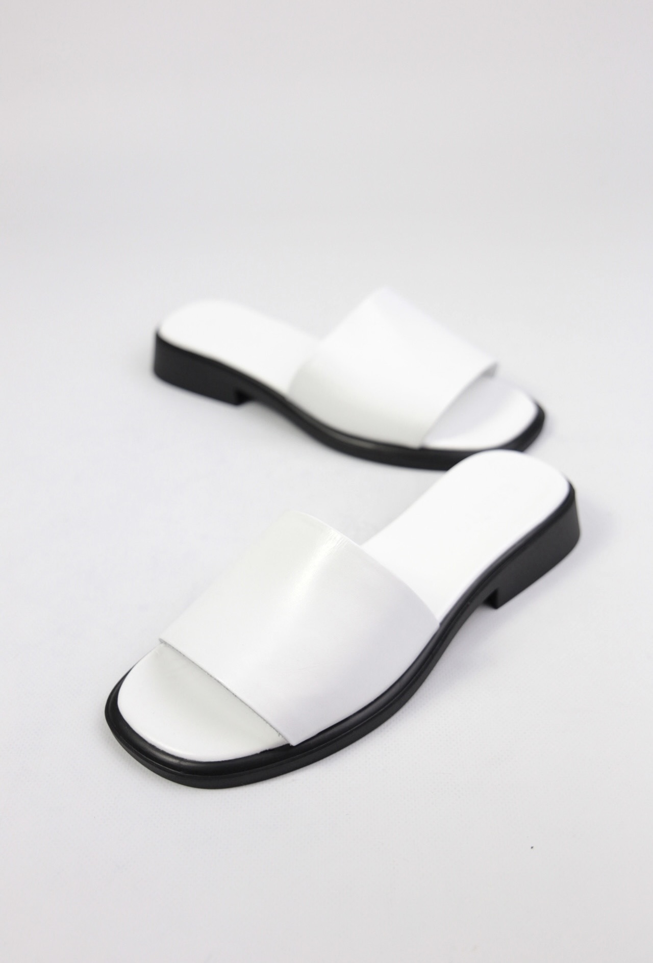 картинка Шлепанцы кожаные Benito от магазина Pratik