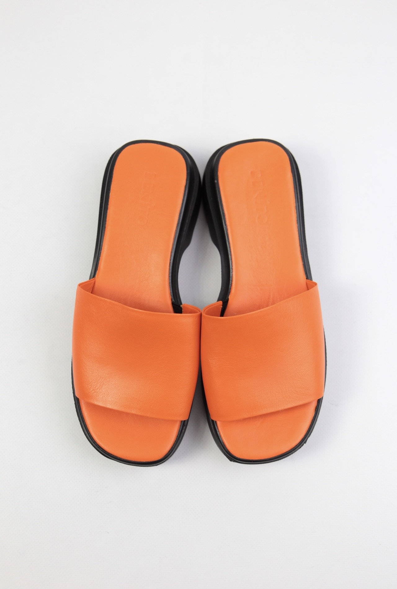 картинка Шлепанцы кожаные Benito от магазина Pratik