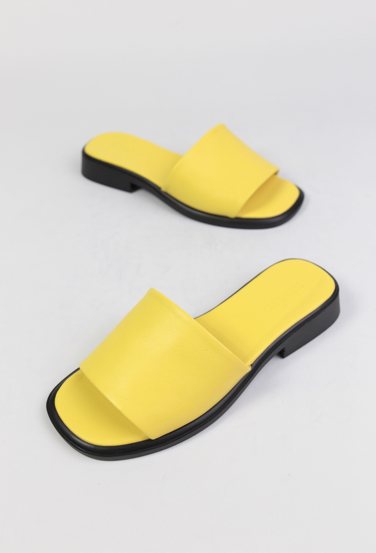 картинка Шлепанцы кожаные Benito от магазина Pratik