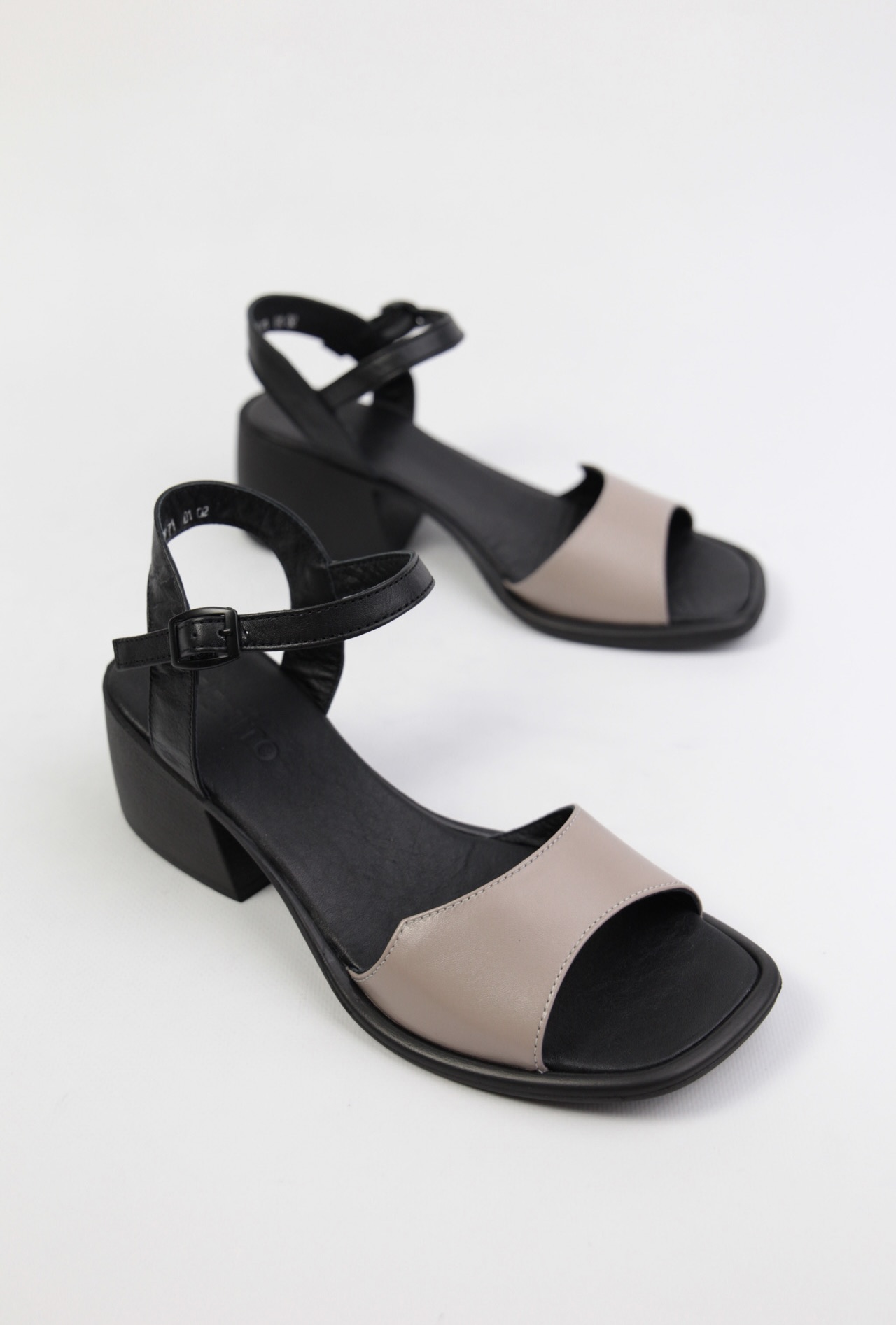 картинка Босоножки кожаные Benito от магазина Pratik