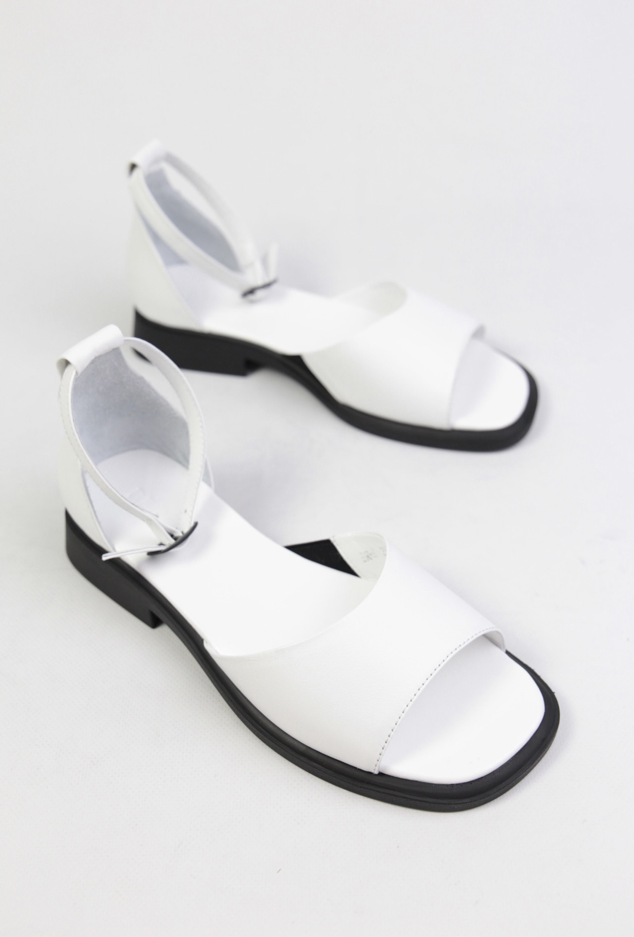 картинка Сандалии кожаные Benito от магазина Pratik