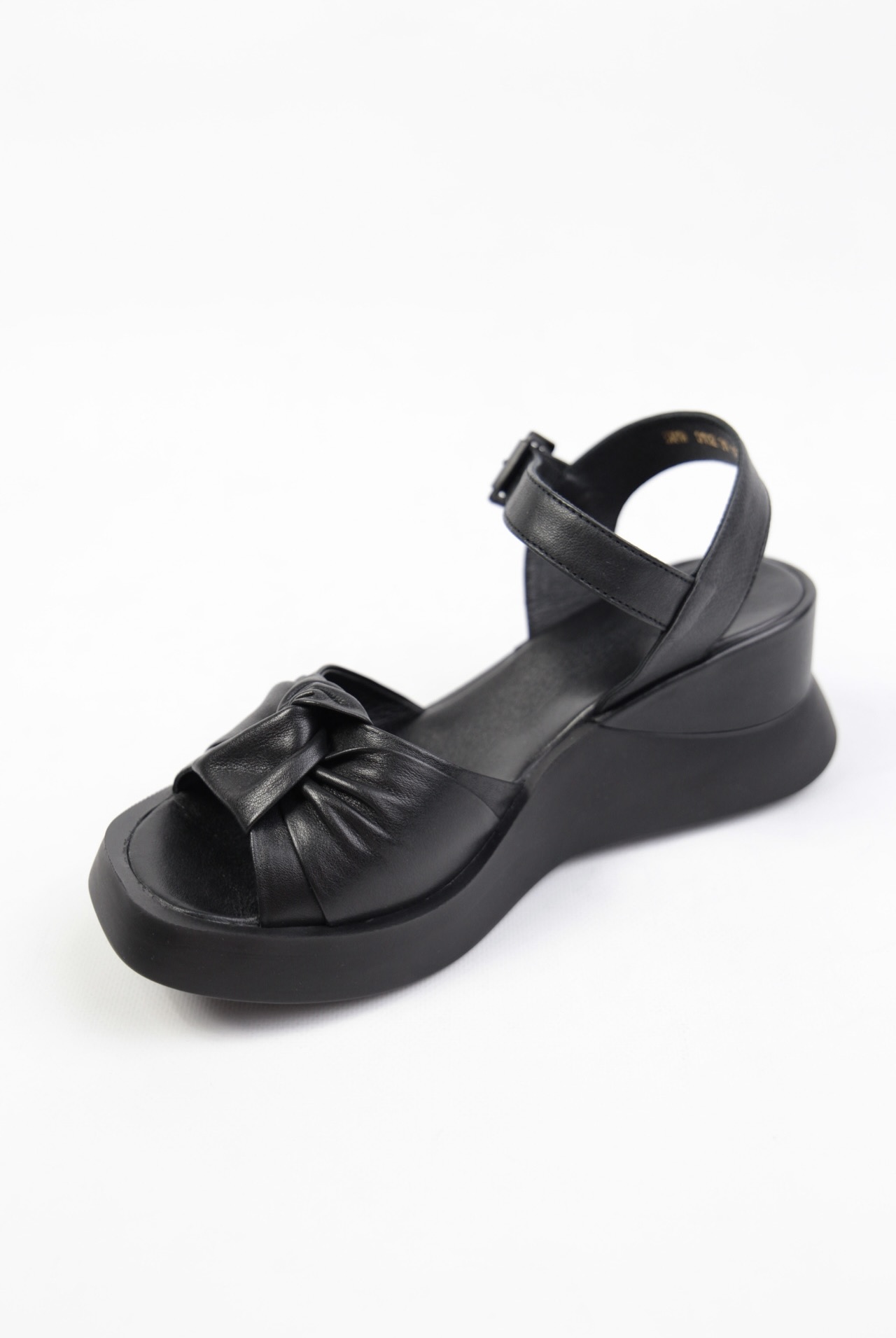 картинка Босоножки кожаные Benito от магазина Pratik