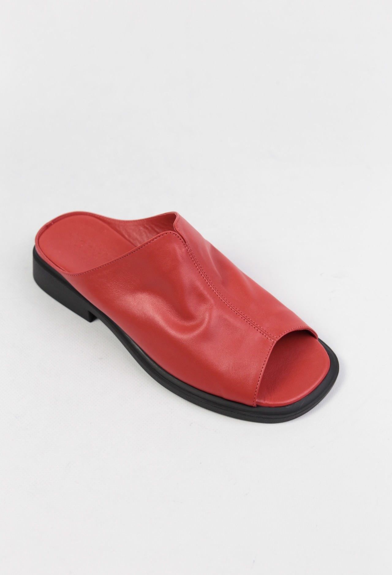 картинка Шлепанцы кожаные Benito от магазина Pratik