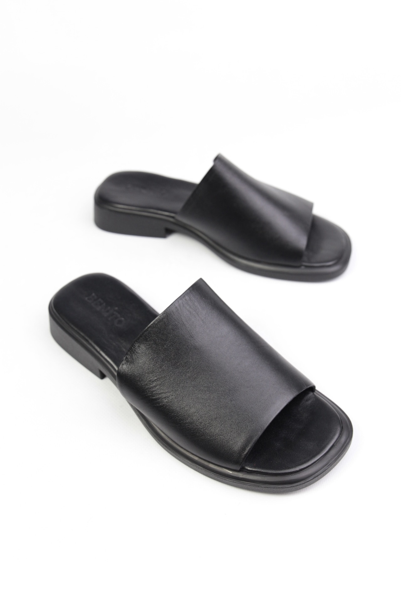 картинка Шлепанцы кожаные Benito от магазина Pratik