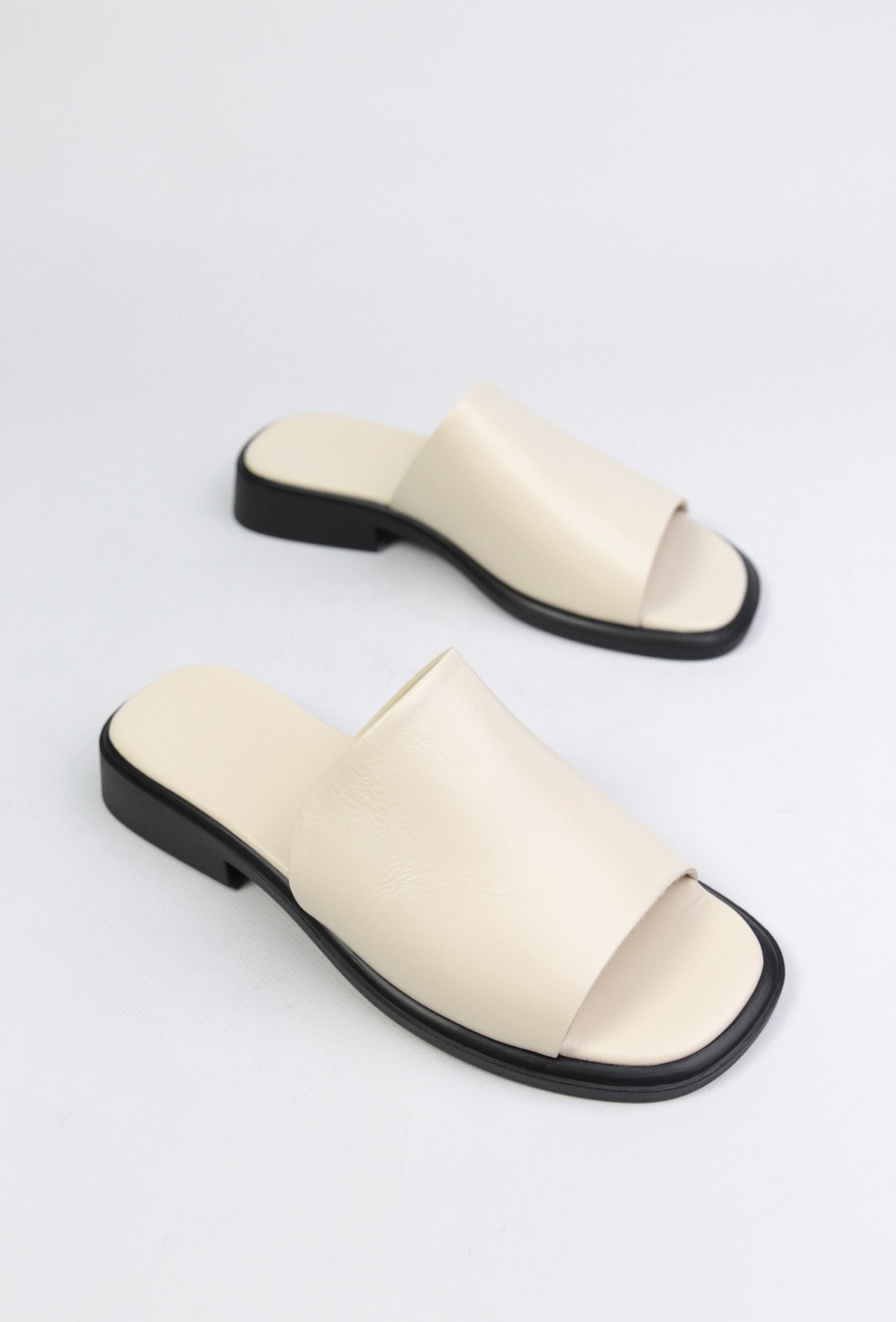 картинка Шлепанцы кожаные Benito от магазина Pratik