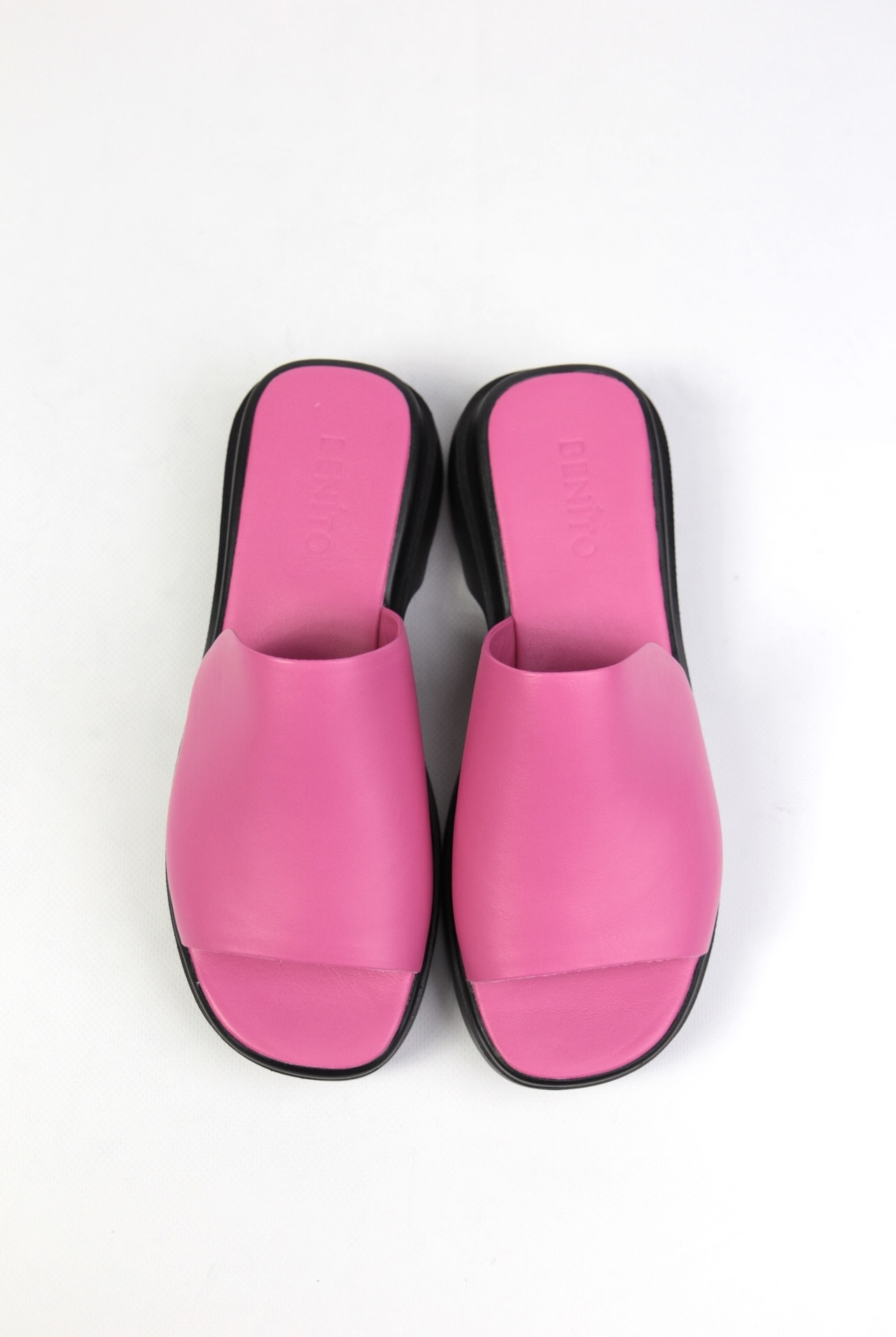 картинка Шлепанцы кожаные Benito от магазина Pratik