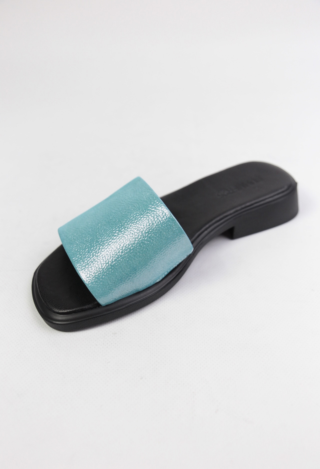 картинка Шлепанцы кожаные Benito от магазина Pratik