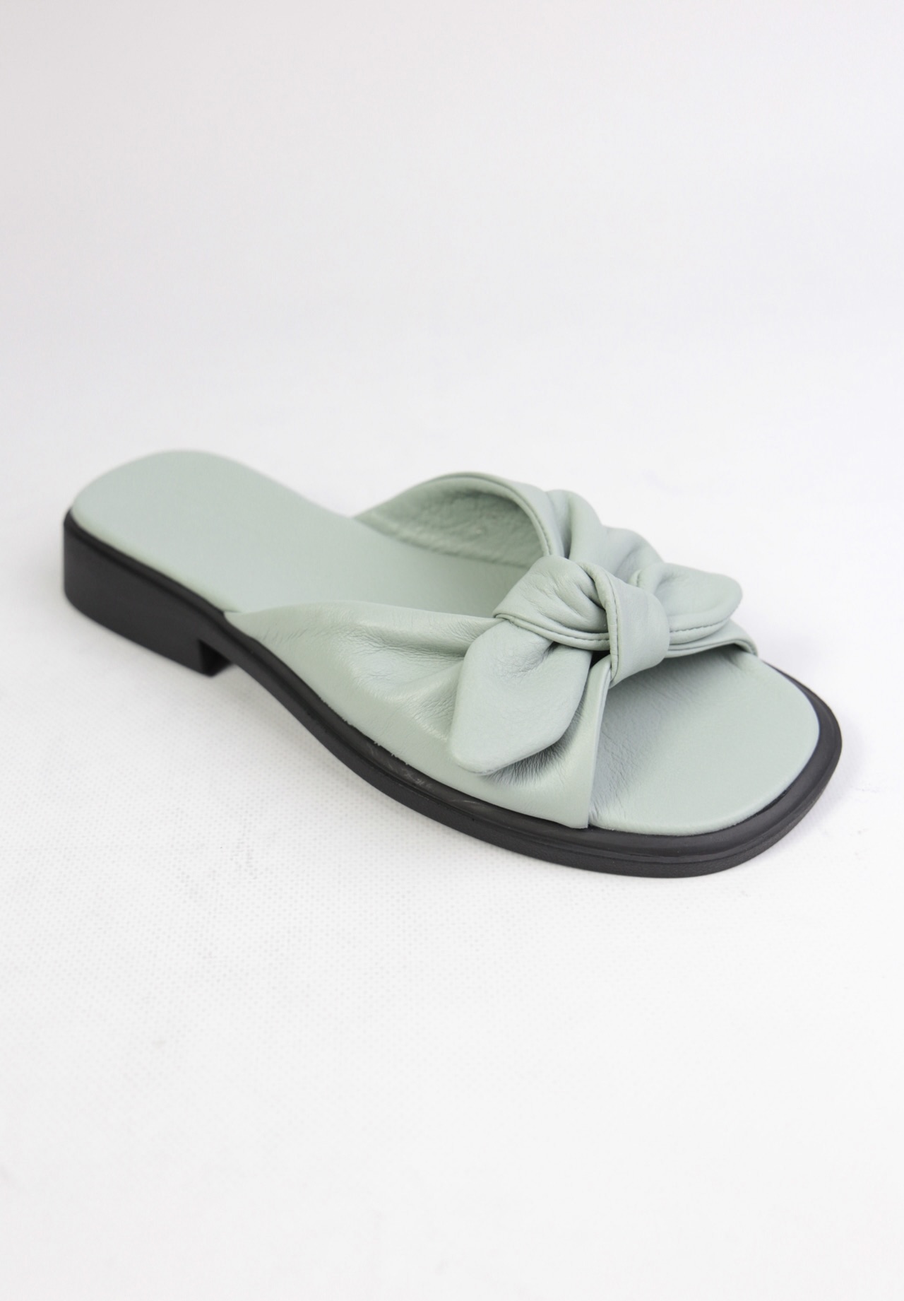 картинка Шлепанцы кожаные Benito от магазина Pratik