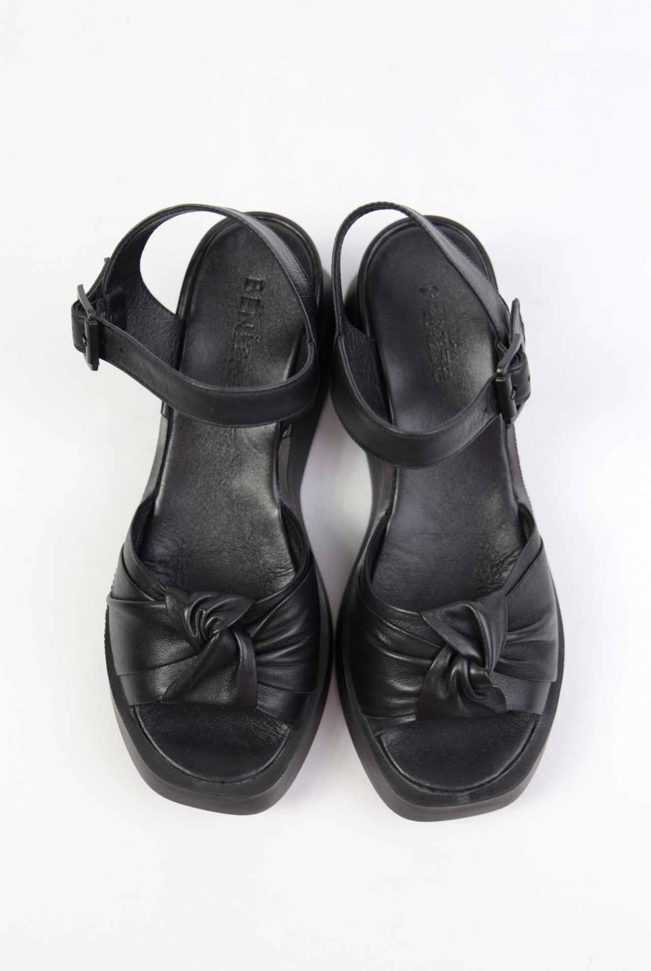 картинка Босоножки кожаные Benito от магазина Pratik