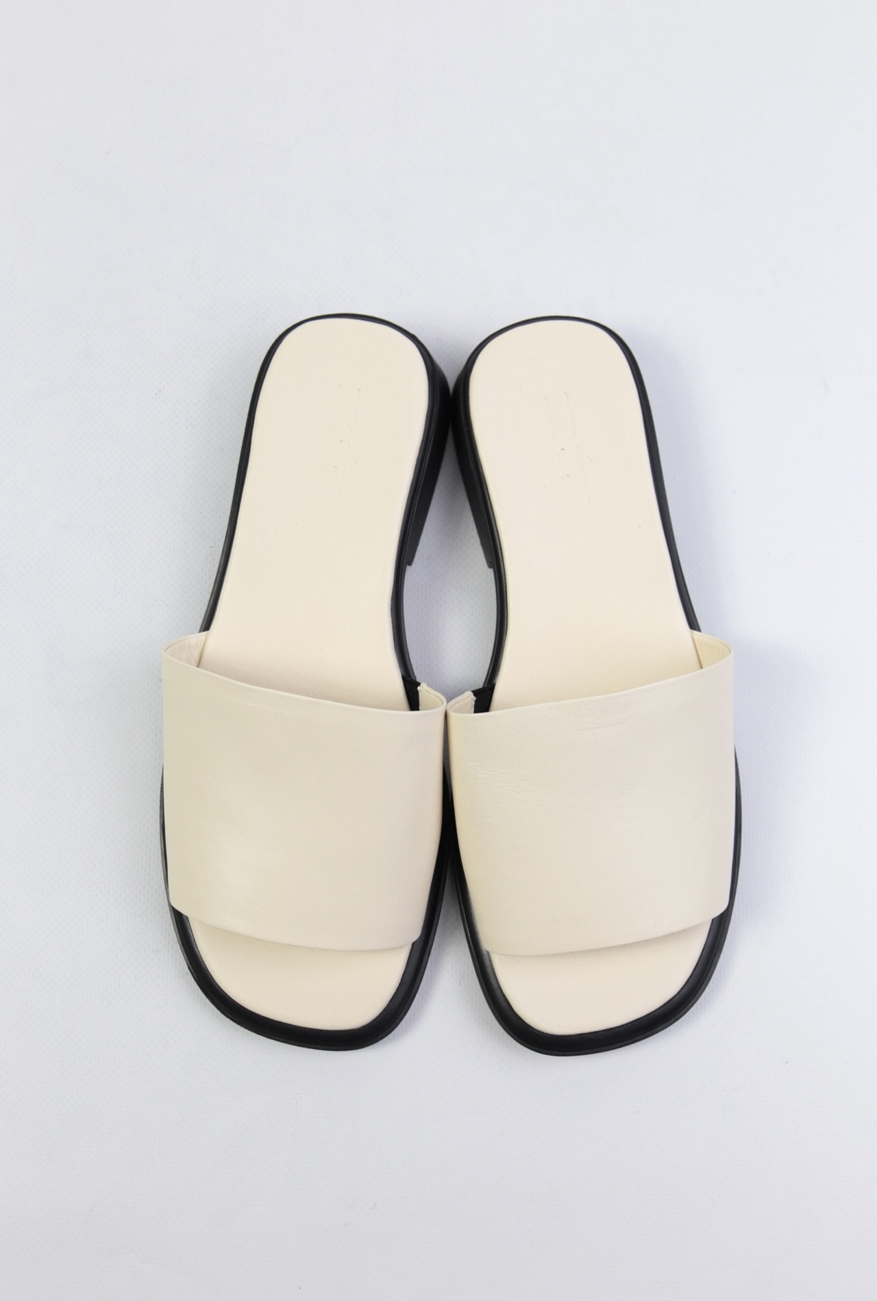 картинка Шлепанцы кожаные Benito от магазина Pratik