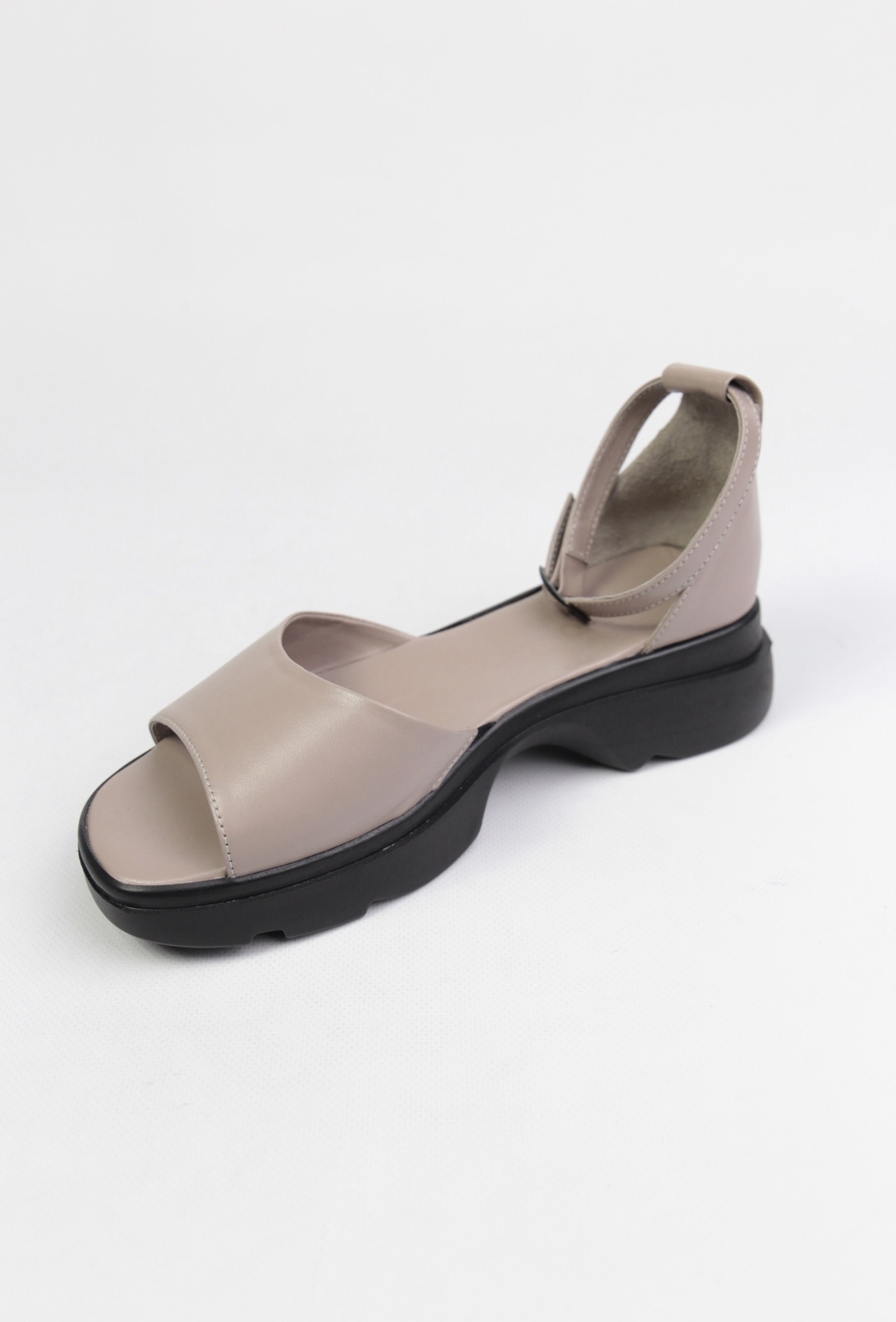 картинка Босоножки кожаные Benito от магазина Pratik