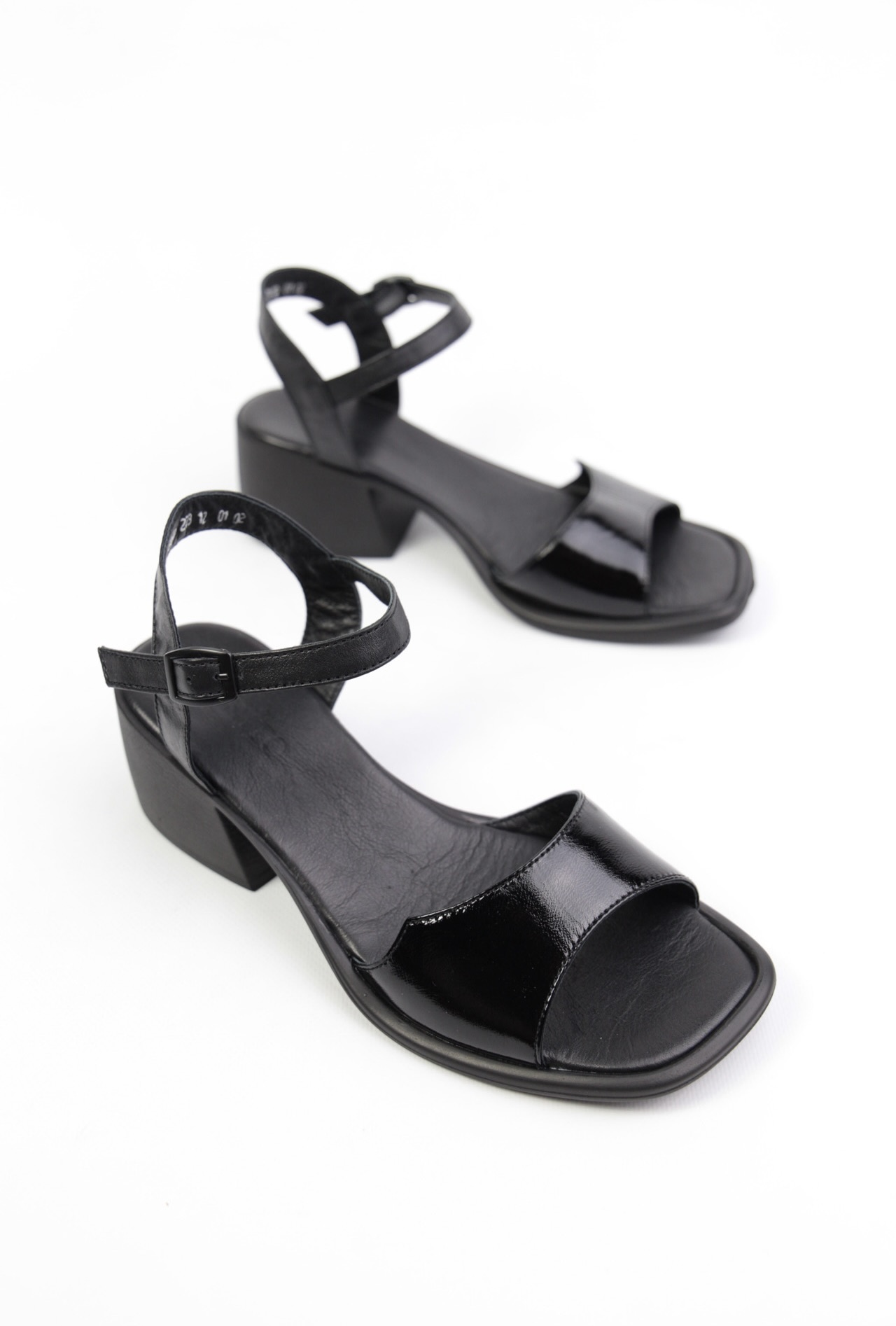 картинка Босоножки кожаные Benito от магазина Pratik