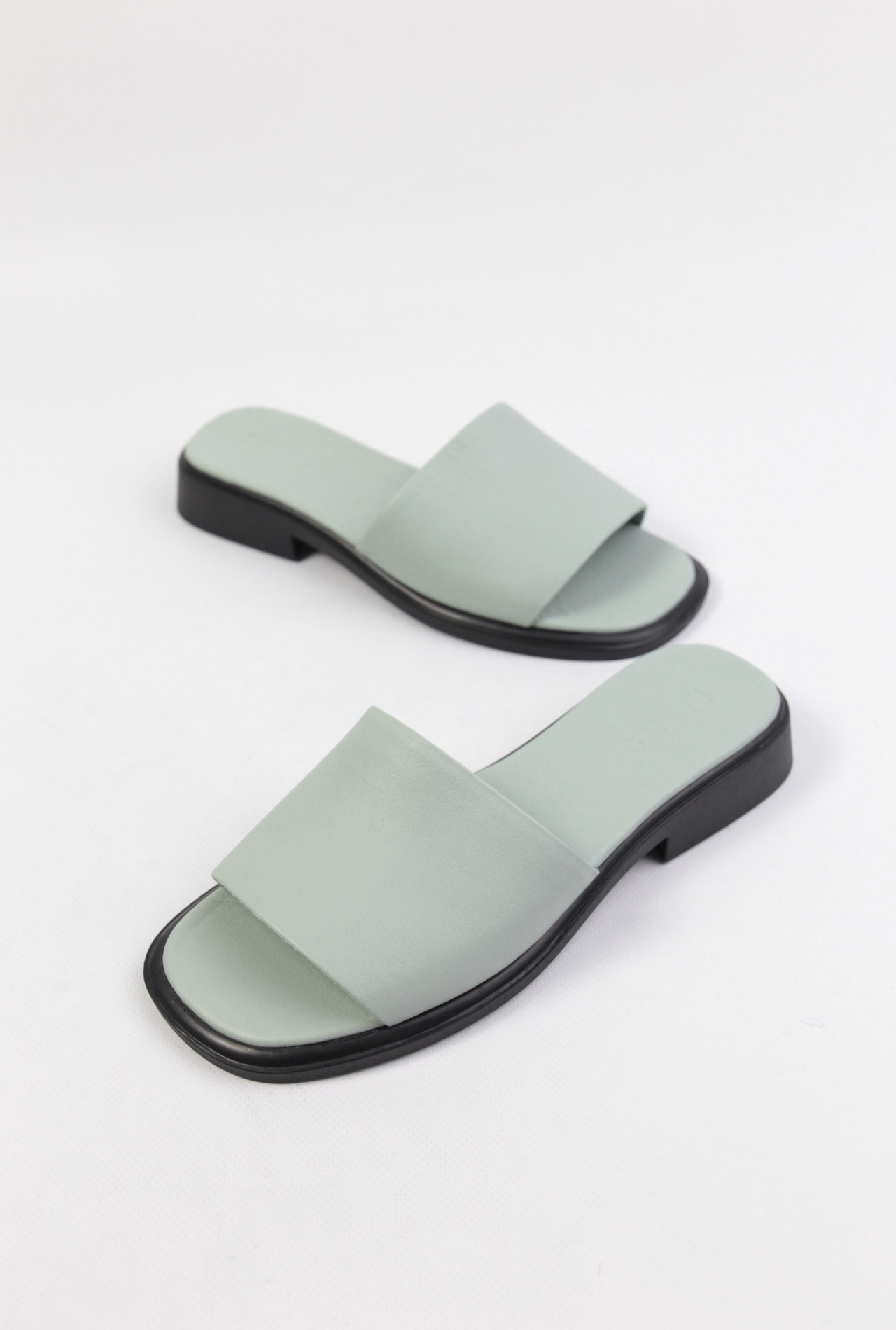 картинка Шлепанцы кожаные Benito от магазина Pratik