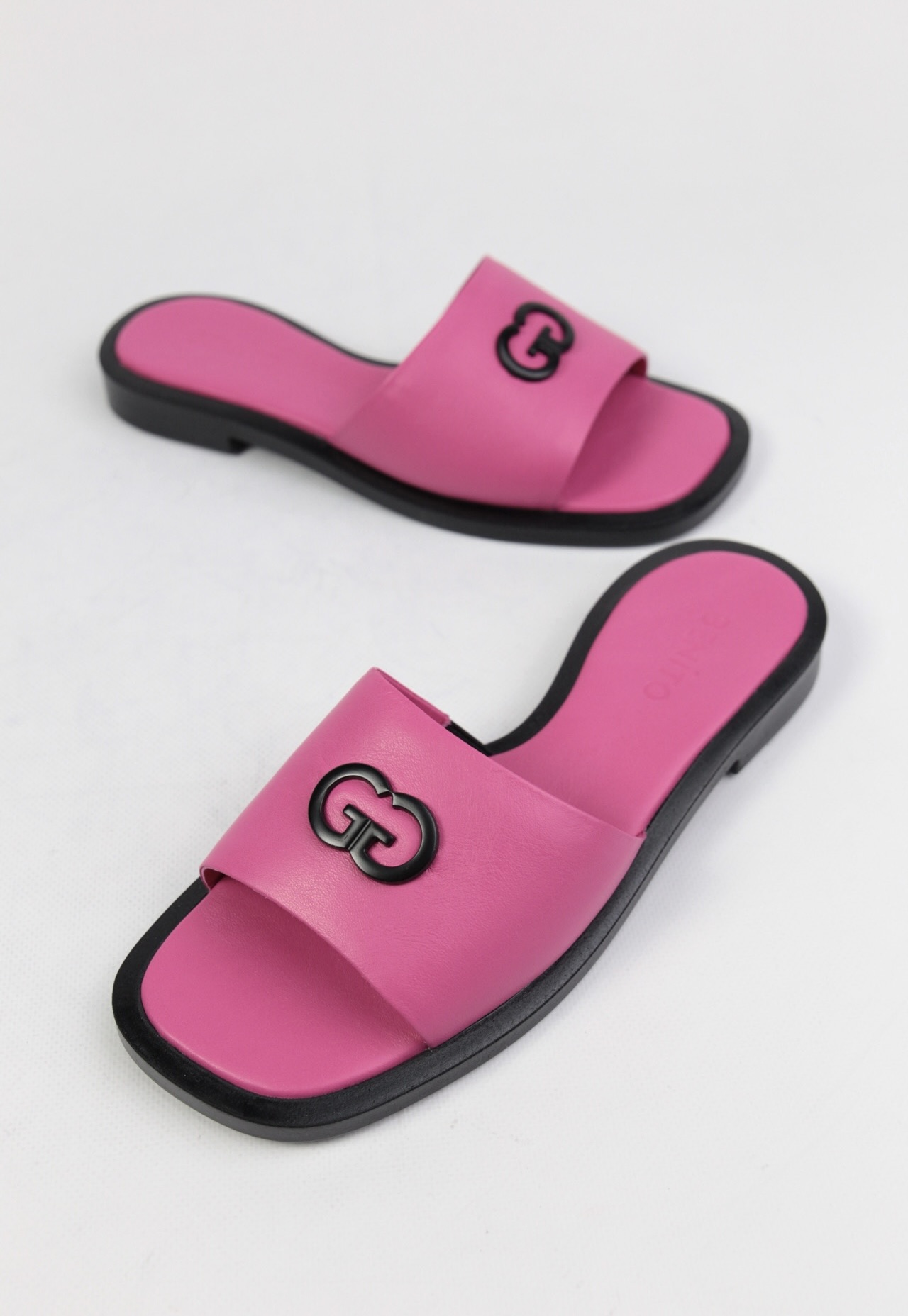 картинка Шлепанцы кожаные Benito от магазина Pratik