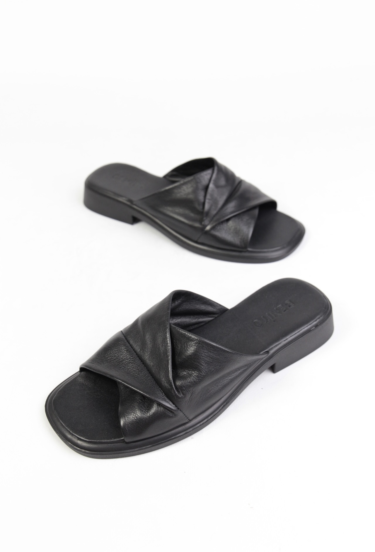 картинка Шлепанцы кожаные Benito от магазина Pratik