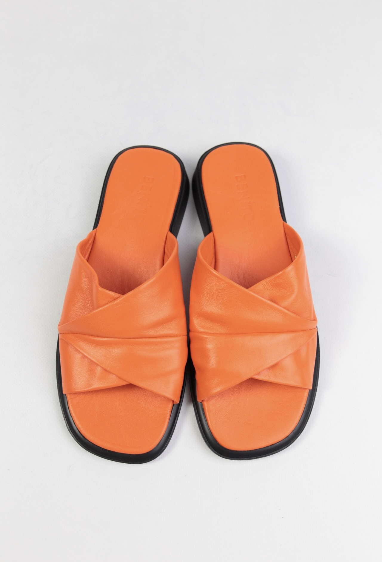 картинка Шлепанцы кожаные Benito от магазина Pratik