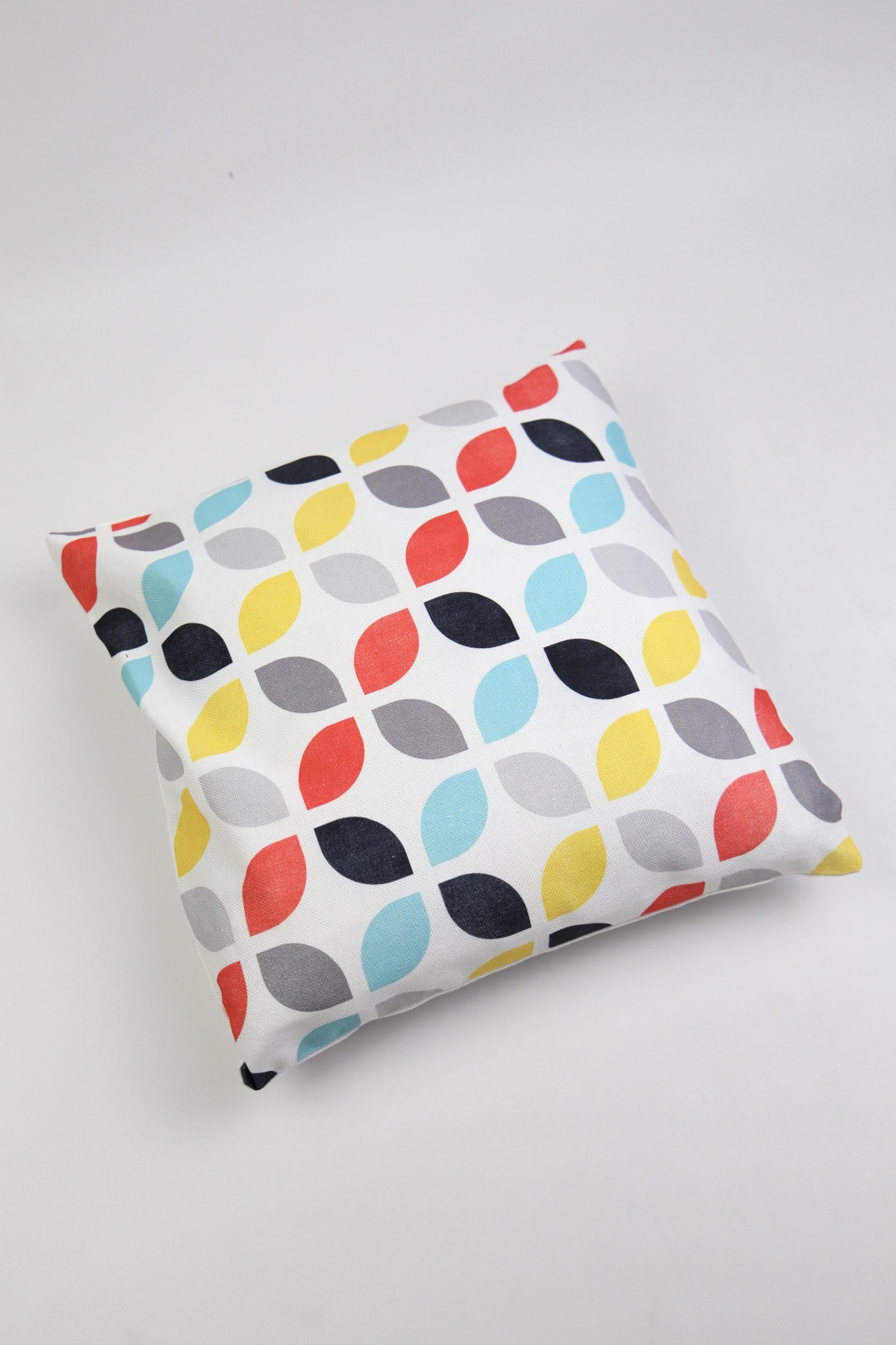 картинка Наволочка декоративная орнамент Лепестки от магазина Pratik