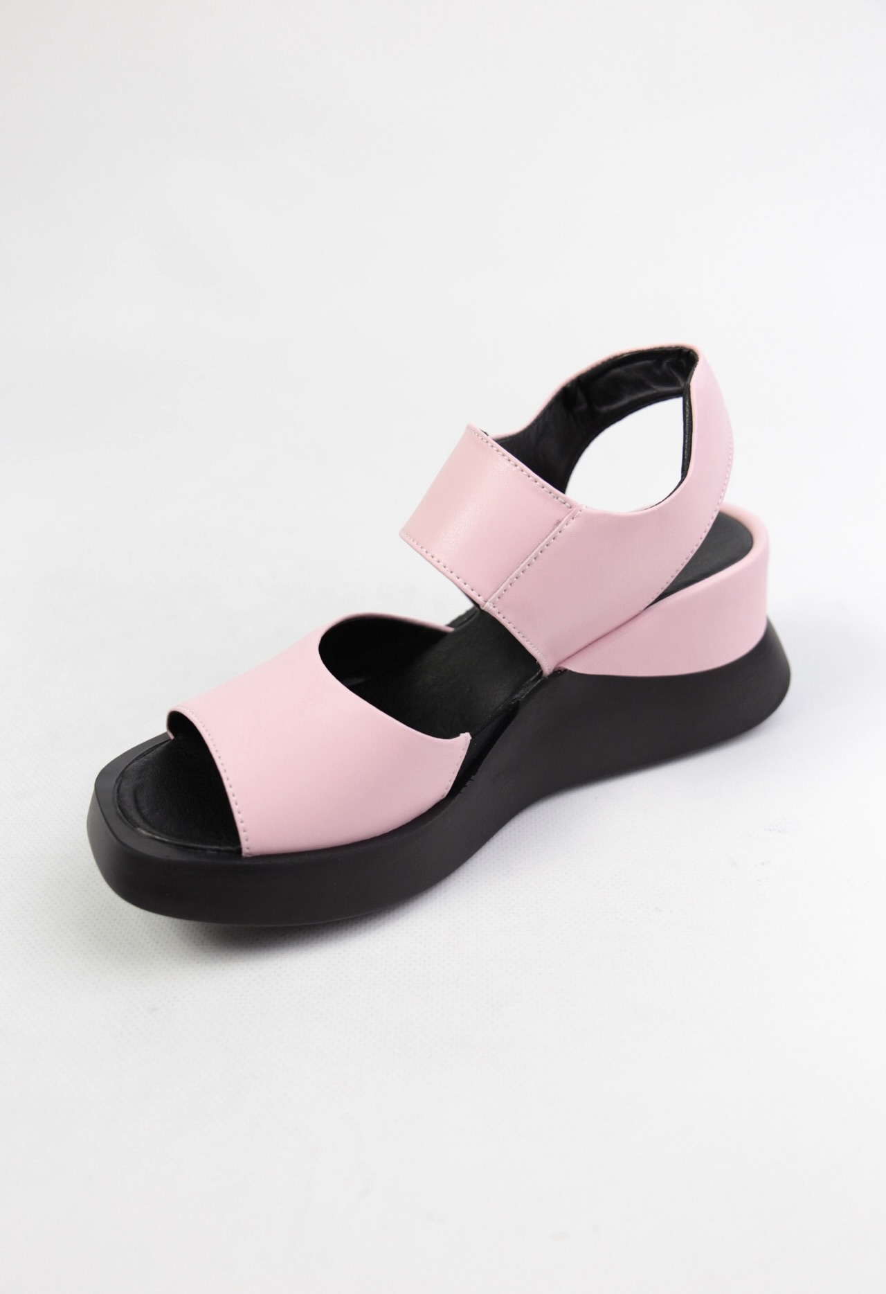 картинка Босоножки кожаные Benito от магазина Pratik