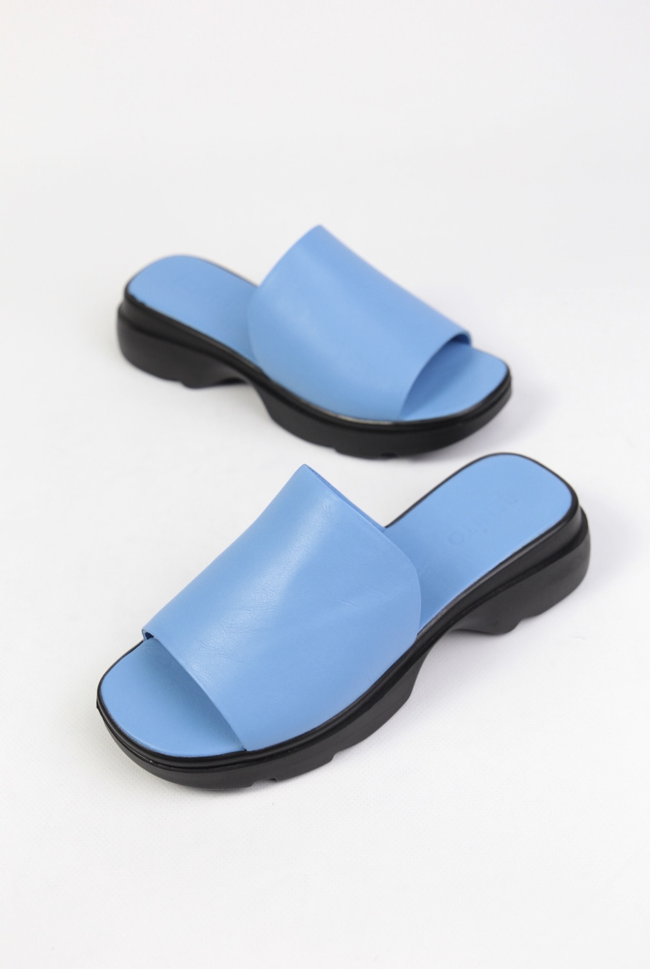 картинка Шлепанцы кожаные Benito от магазина Pratik