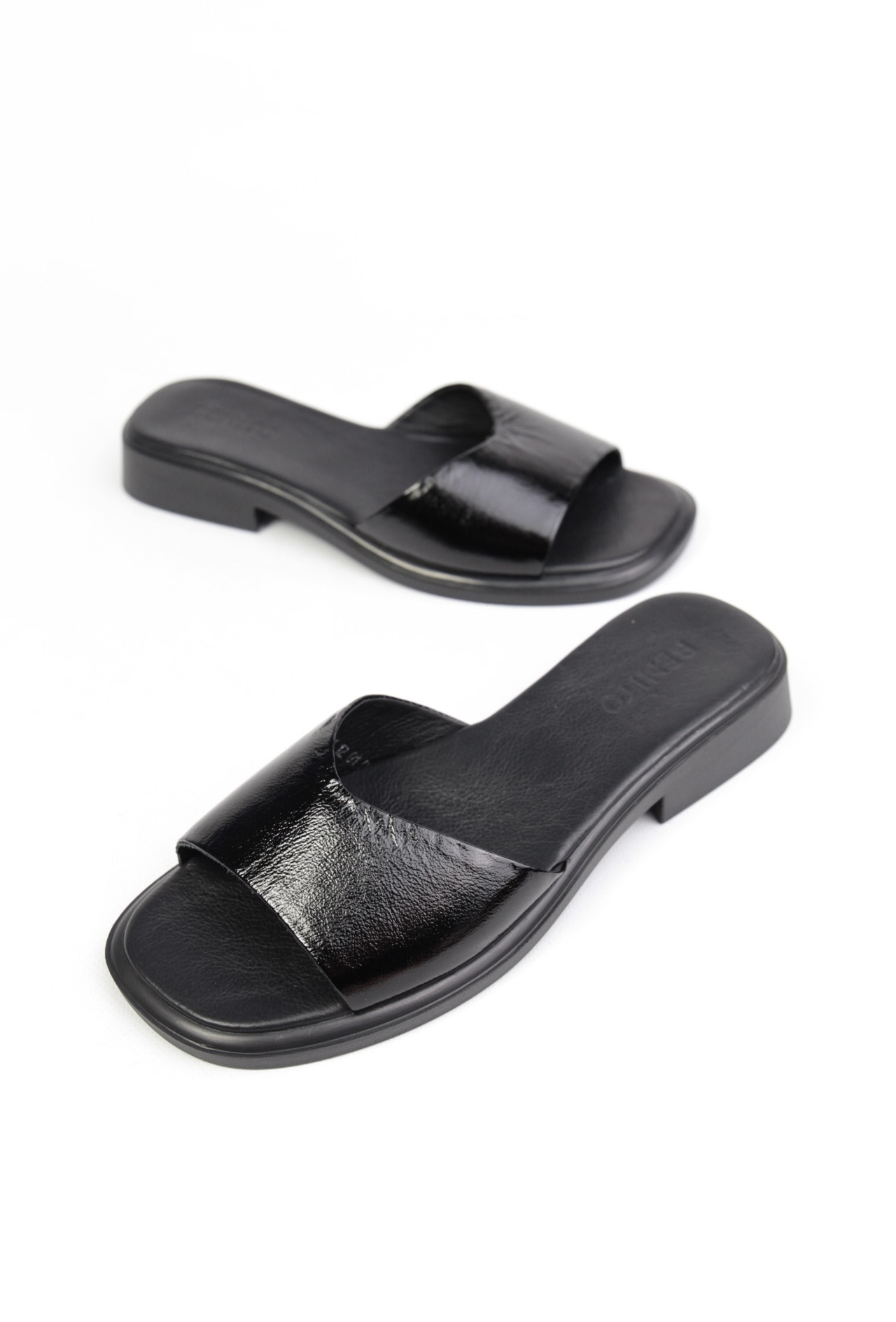 картинка Шлепанцы кожаные Benito от магазина Pratik