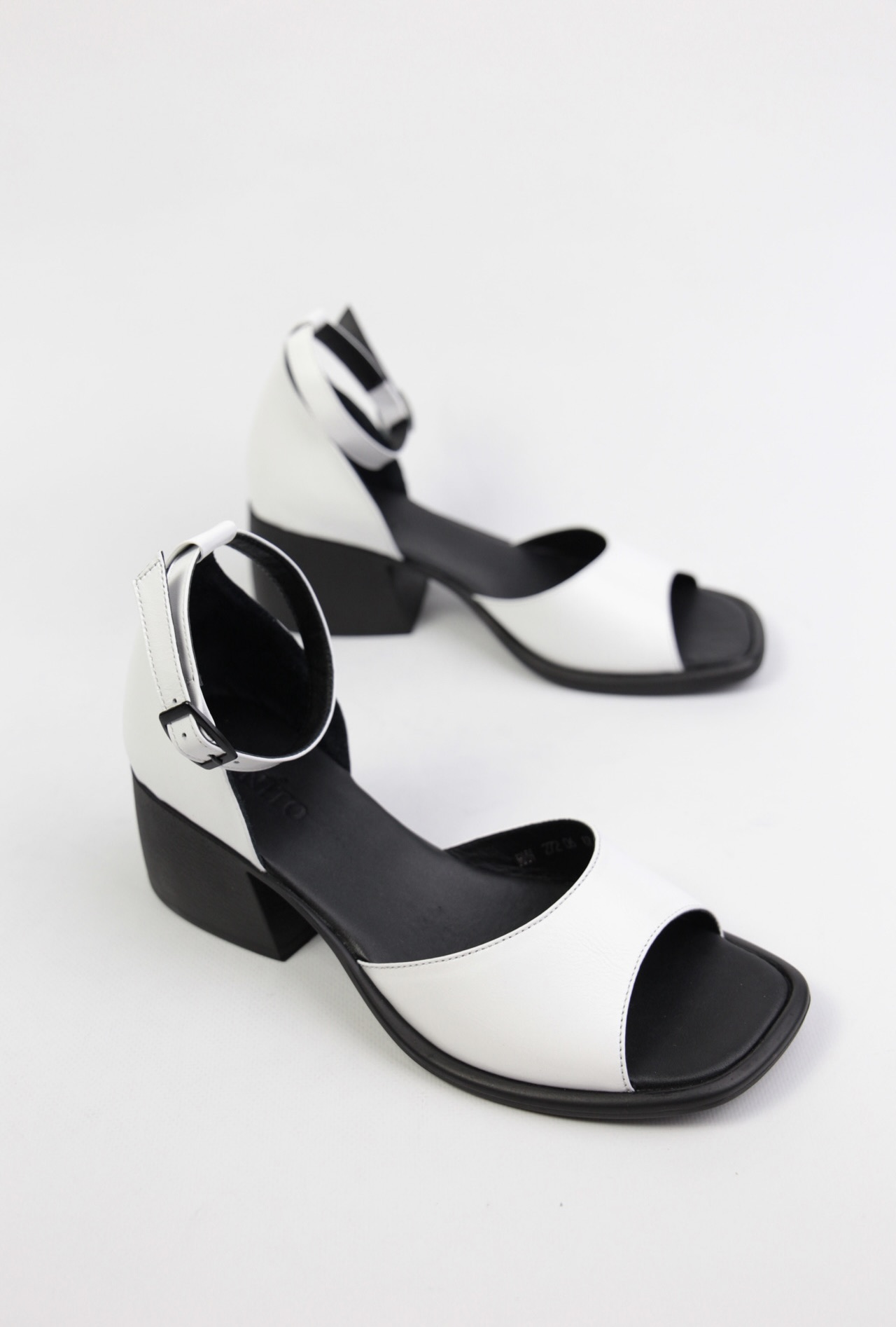 картинка Босоножки кожаные Benito от магазина Pratik