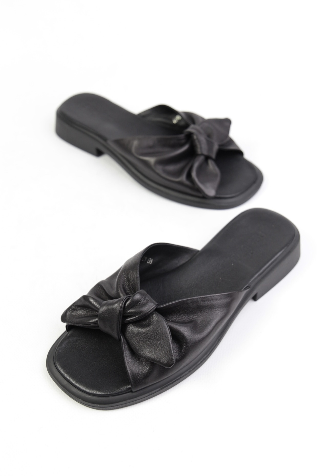 картинка Шлепанцы кожаные Benito от магазина Pratik