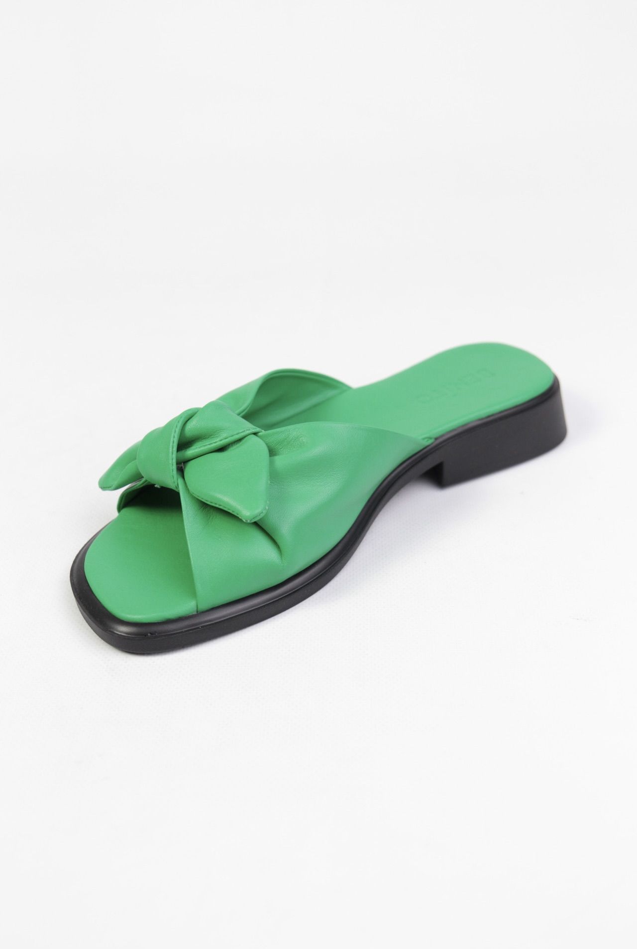 картинка Шлепанцы кожаные Benito от магазина Pratik